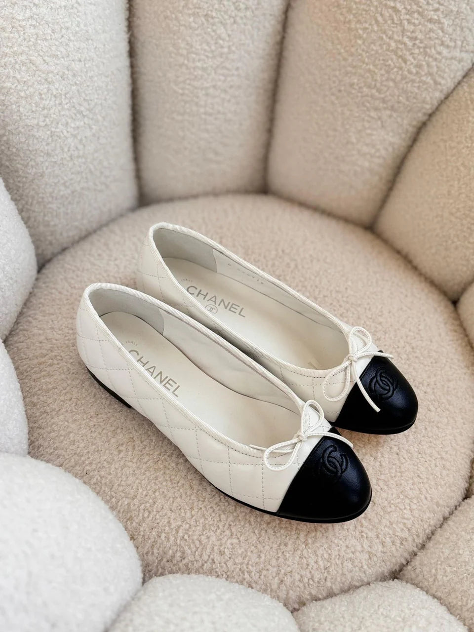 CLASSIC TWO-TONE QUILTED BALLET FLATS