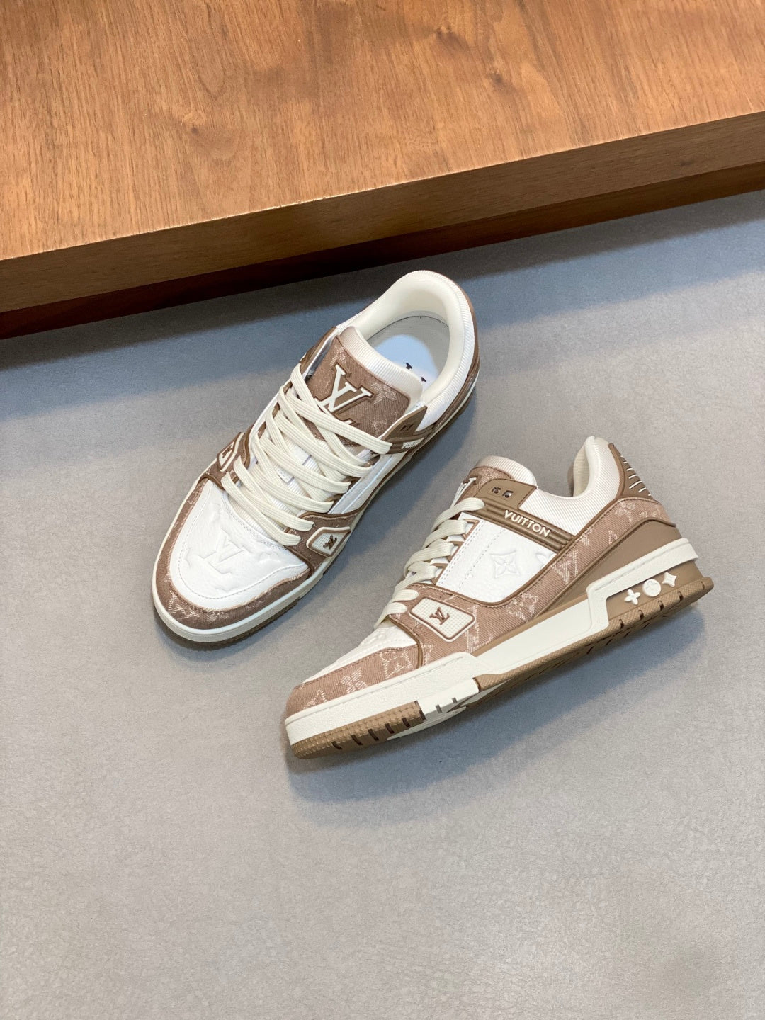 BEIGE AND WHITE LOW-TOP SNEAKERS WITH TEXTURED PANELS