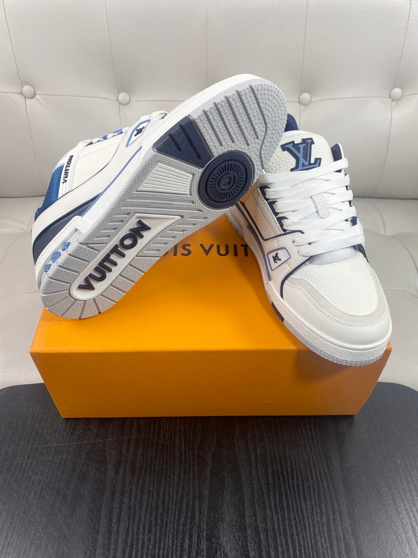 LOW-TOP LEATHER SNEAKERS WITH BLUE ACCENTS