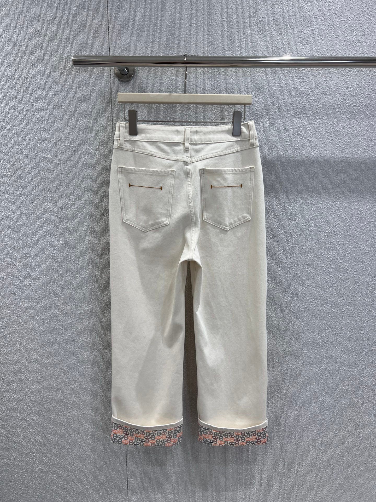 CREAM STRAIGHT-LEG DENIM WITH CONTRAST TURN-UP HEM