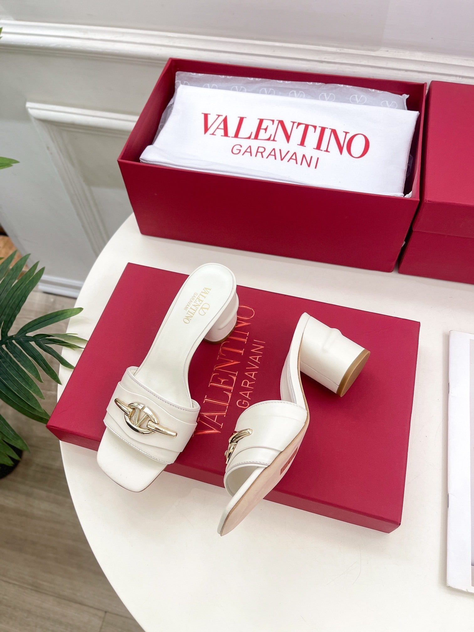 MID-HEEL SLIDE SANDALS – IVORY WITH GOLD-TONE HARDWARE