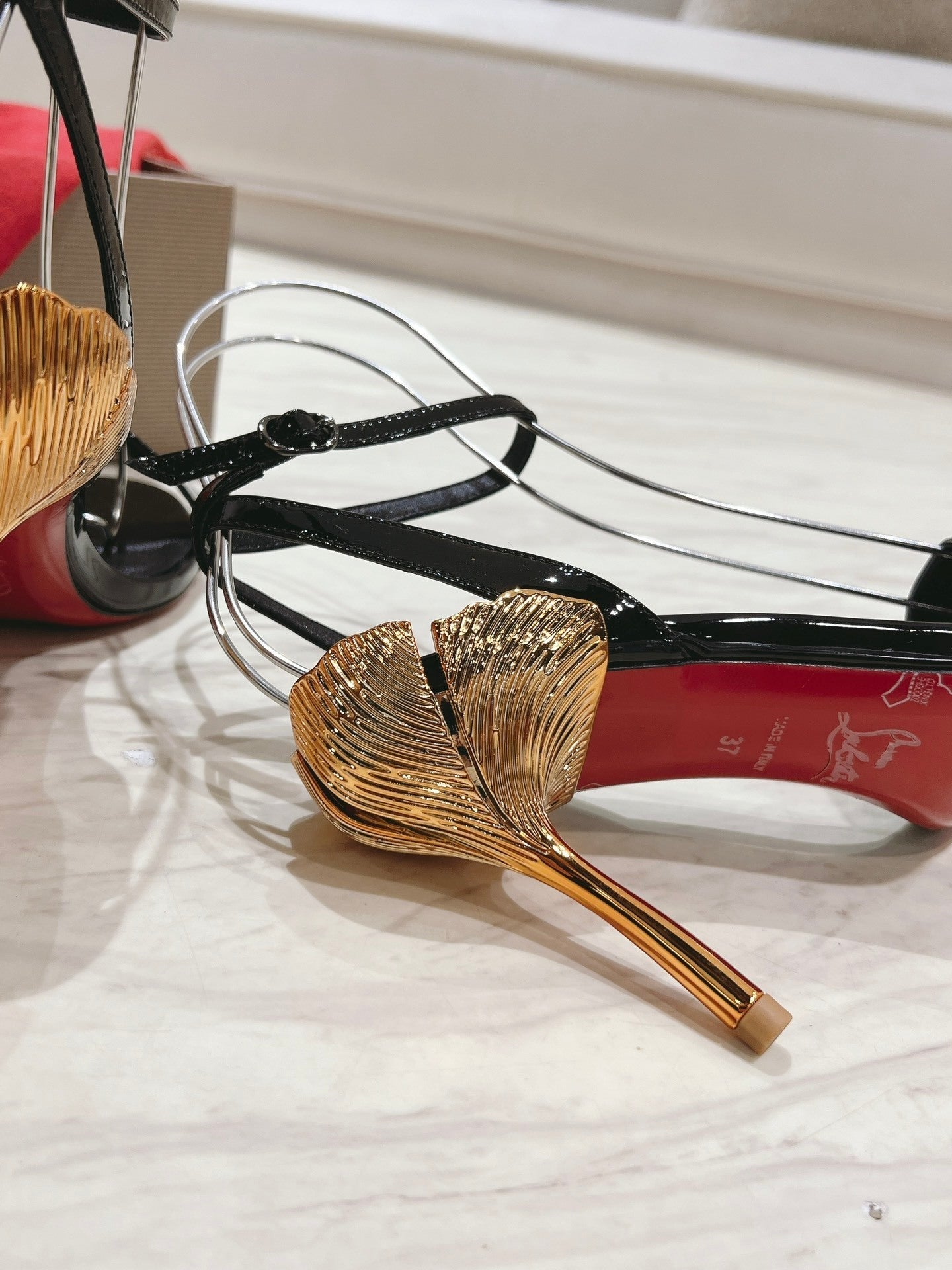 BLACK PATENT ANKLE-STRAP SANDALS WITH GOLD SCULPTED HEEL