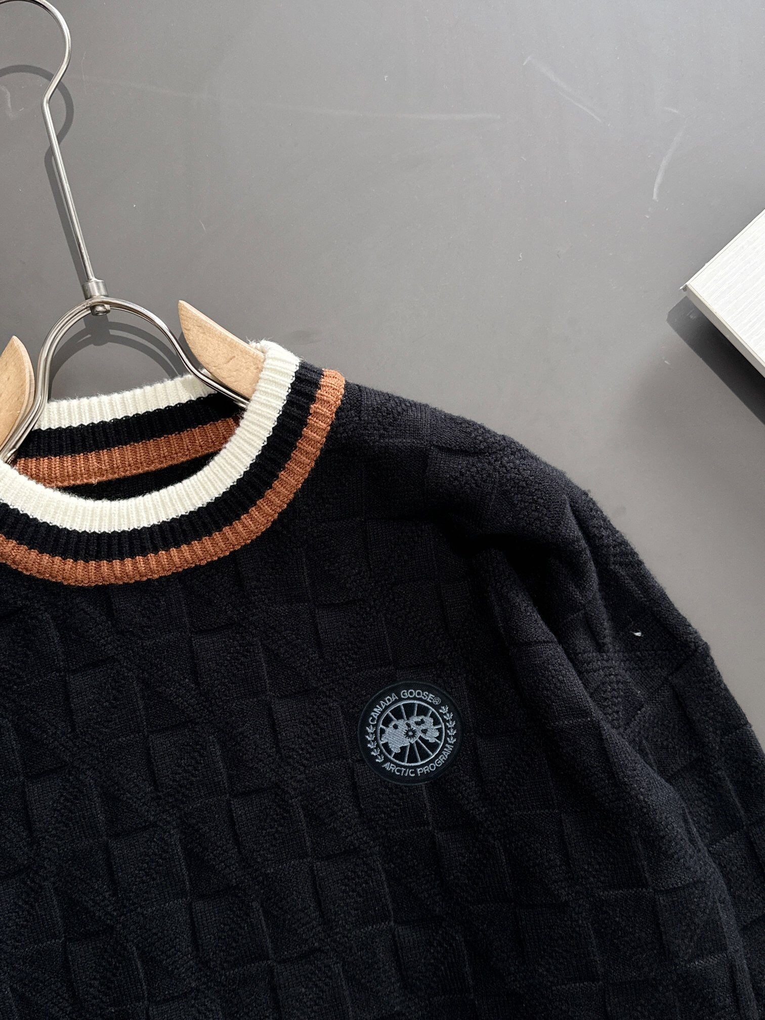 BLACK TEXTURED KNIT SWEATER WITH CONTRAST TRIM