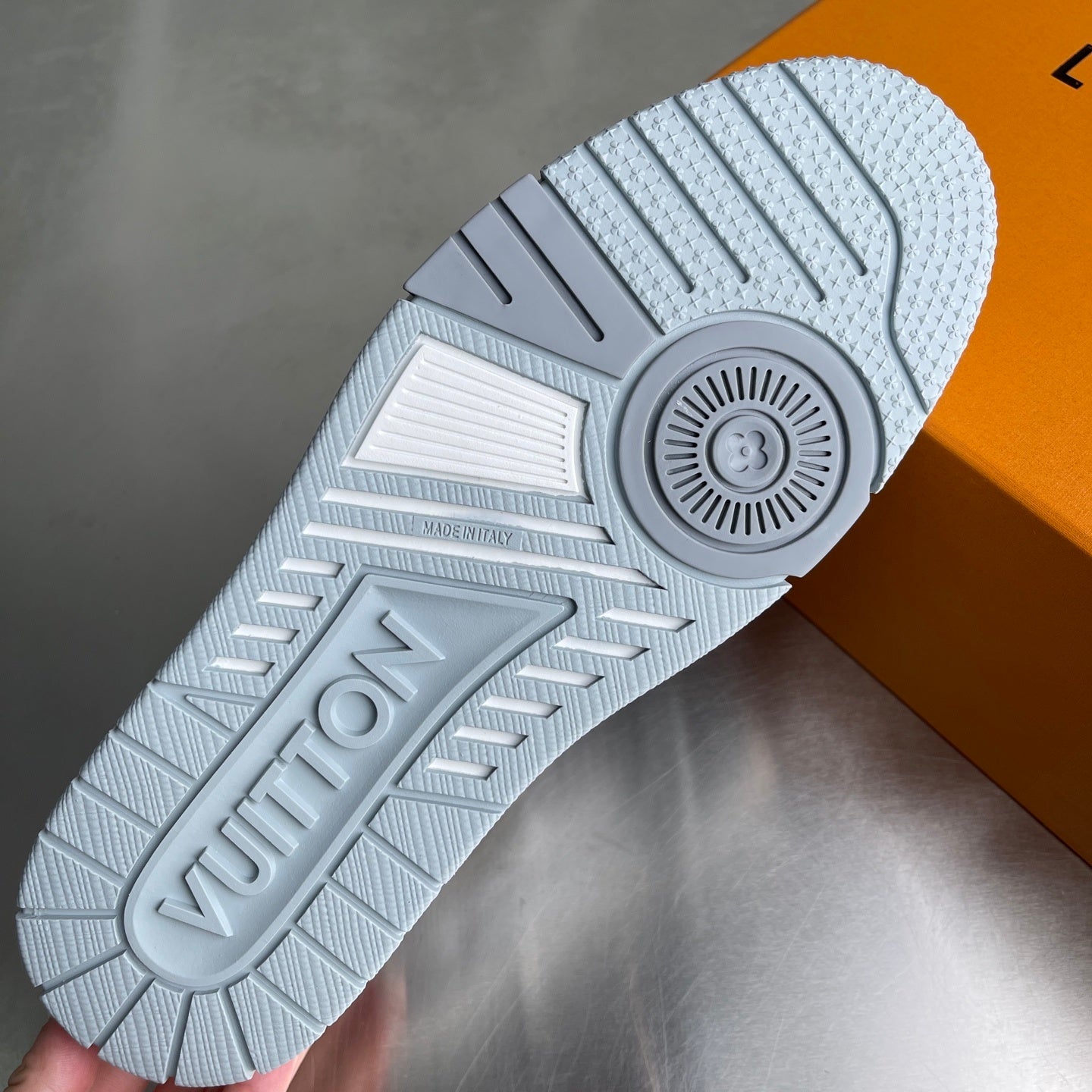 LIGHT BLUE LOW-TOP LEATHER SNEAKERS WITH CONTRAST PANELS