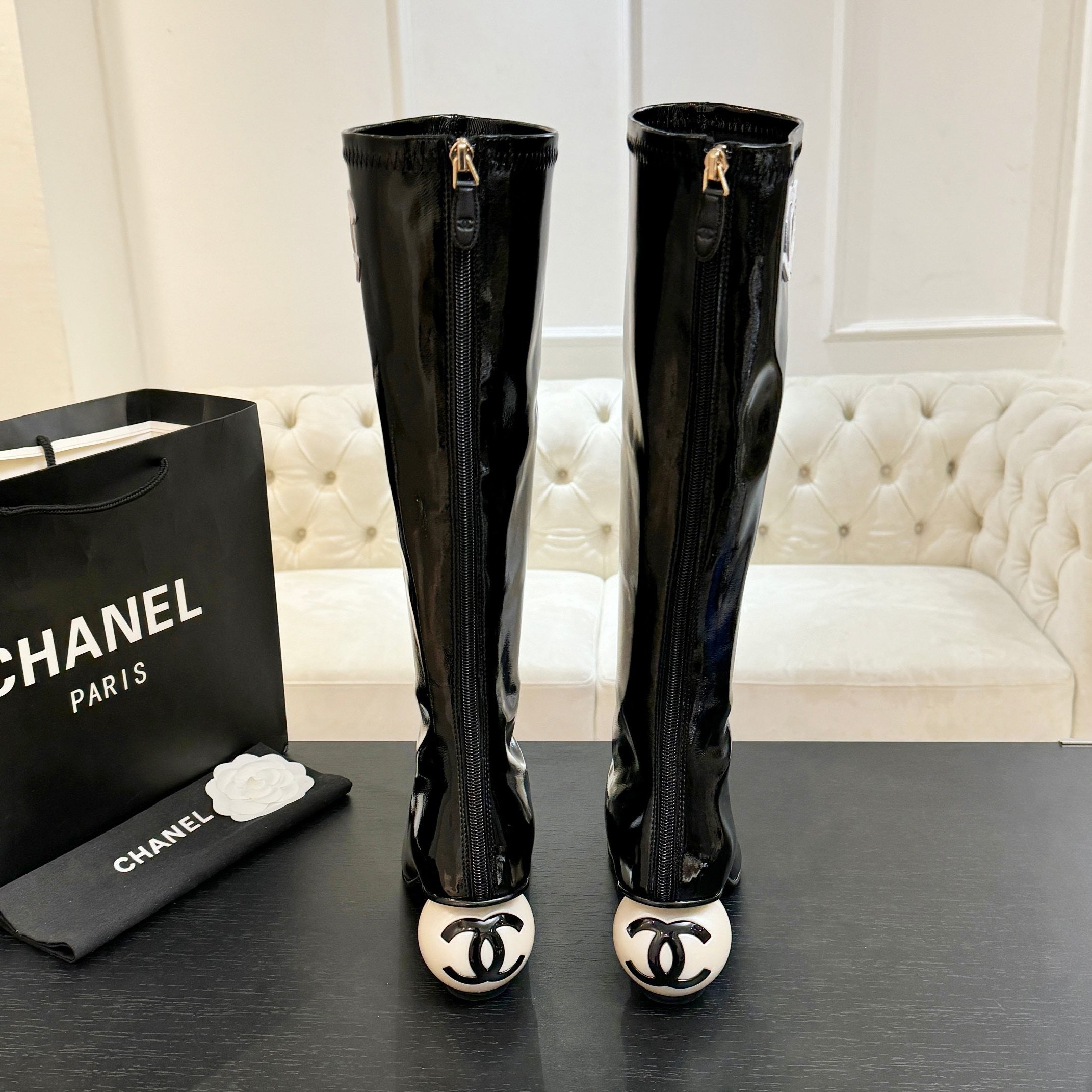 BLACK PATENT KNEE-HIGH BOOTS WITH SCULPTURAL BALL HEEL