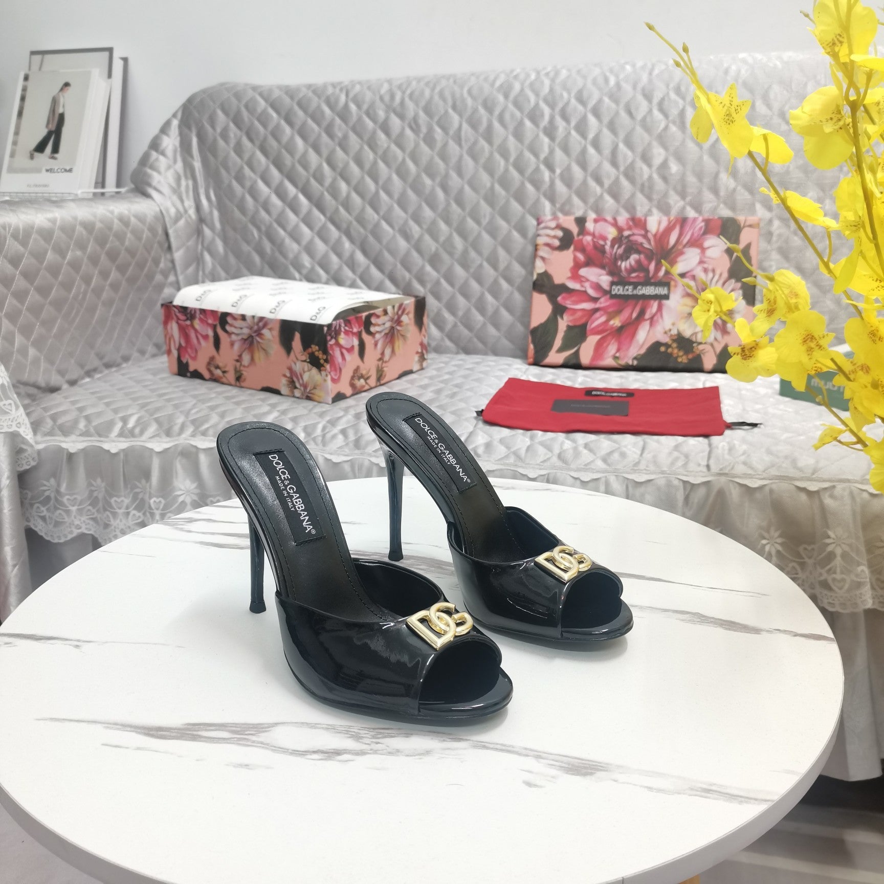 BLACK PATENT MULE HEEL SANDALS WITH GOLD LOGO DETAIL