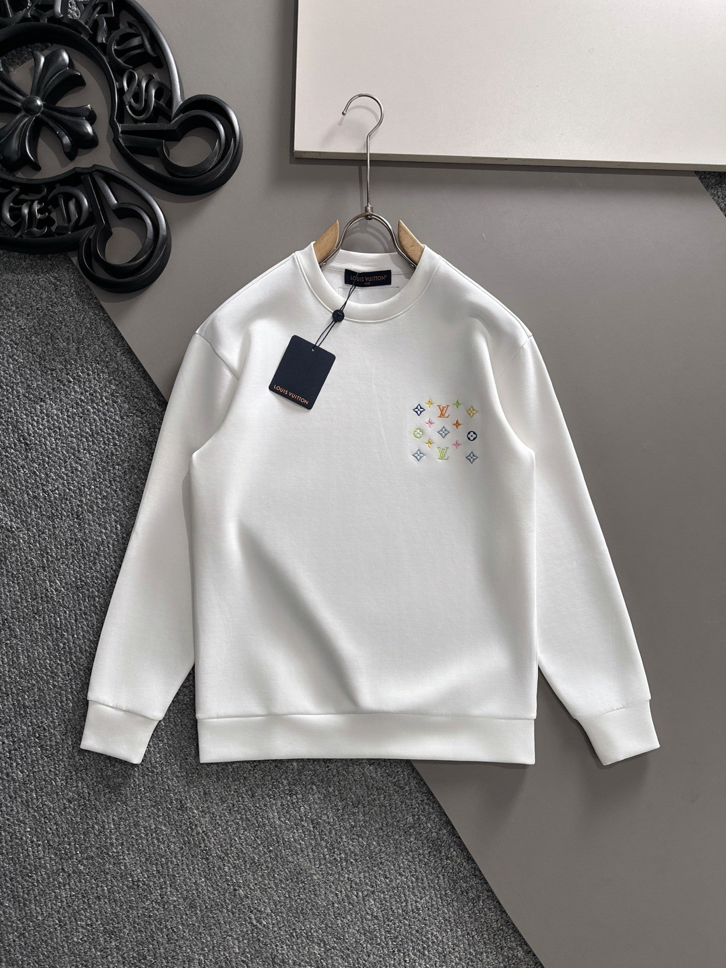 Minimalistisches Sweatshirt mit Rundhalsausschnitt und Stickerei