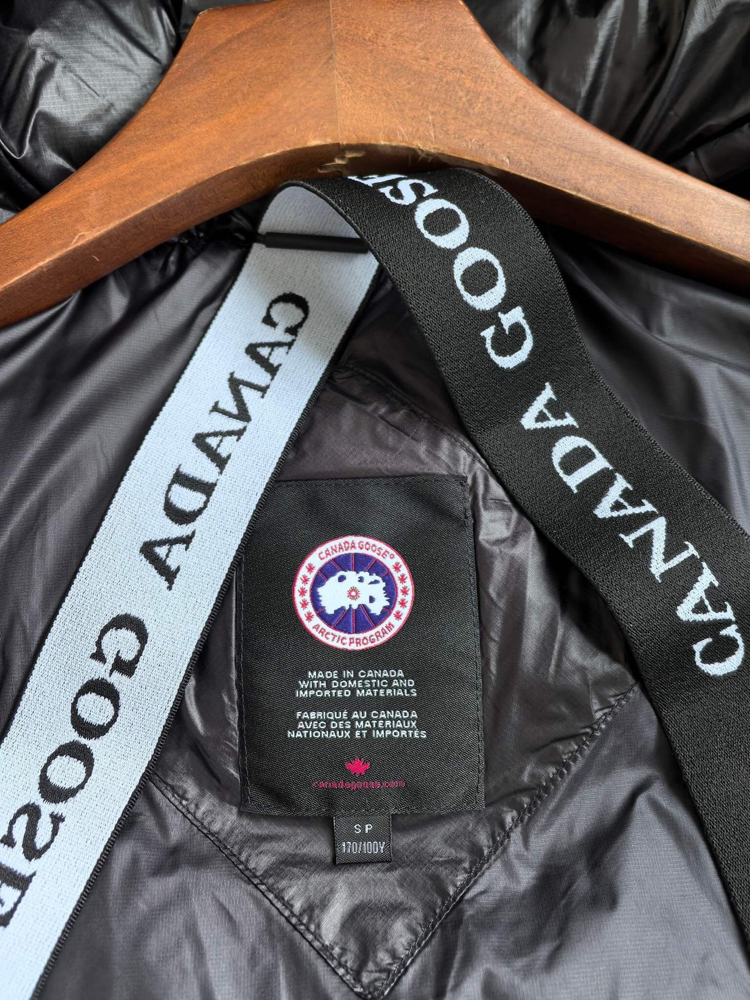 BLACK HOODED PUFFER JACKET