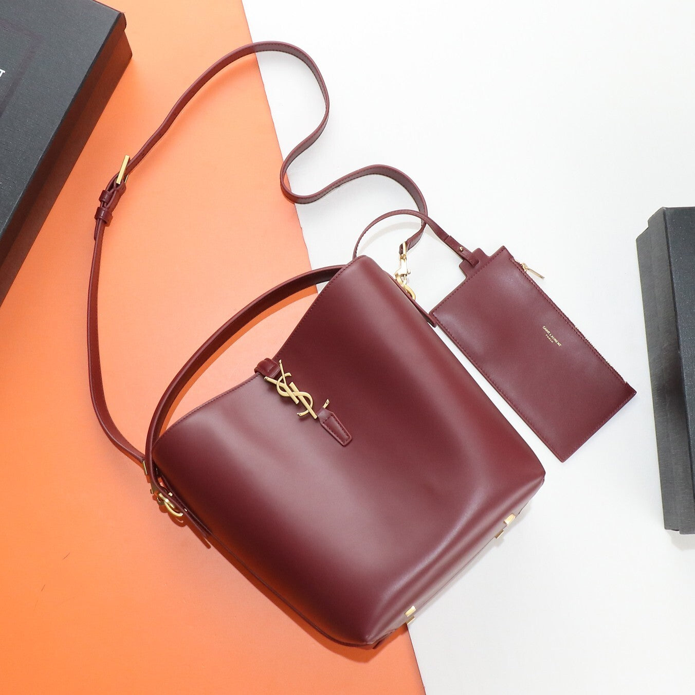 SMOOTH LEATHER BUCKET BAG