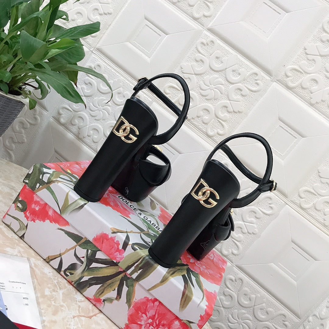 BLACK PLATFORM SANDALS WITH GOLD-TONE HARDWARE