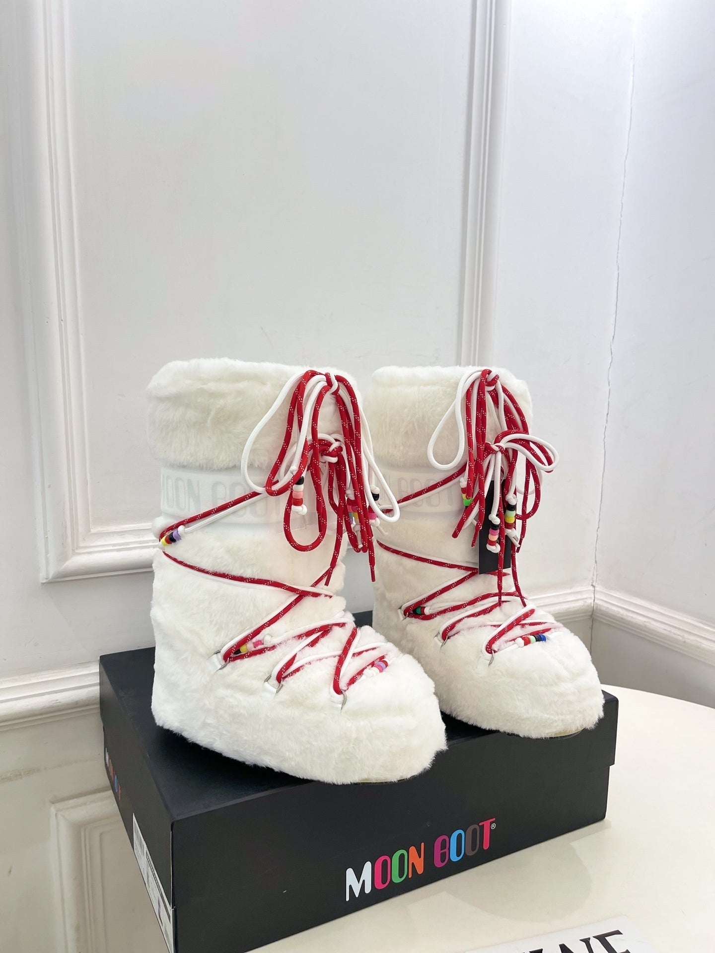 WHITE FAUX FUR LINED WINTER BOOTS WITH DECORATIVE LACES