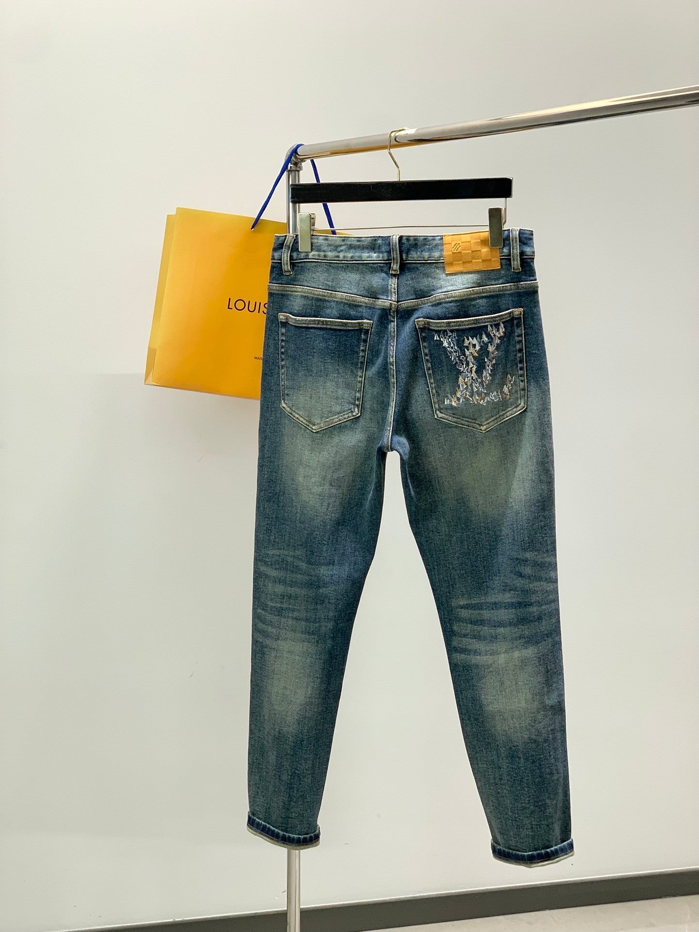 Schmal geschnittene, verwaschene Jeans