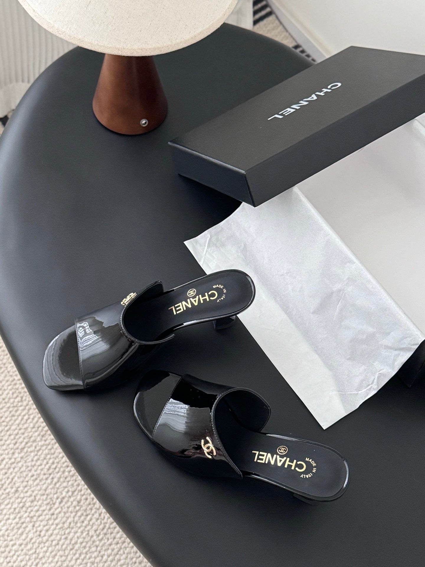 BLACK GLOSSY SLIDE SANDALS