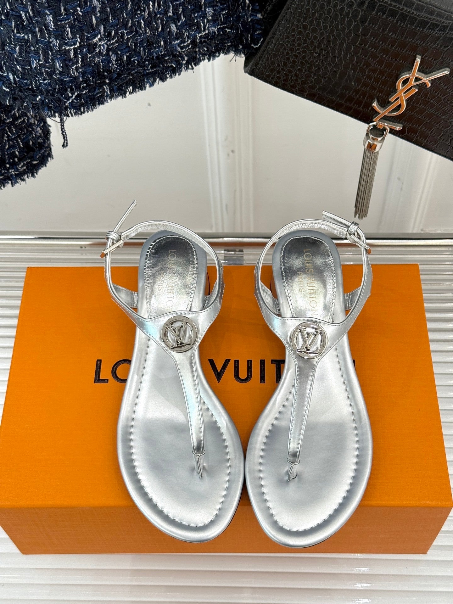 METALLIC T-STRAP MEDALLION SANDALS – SILVER