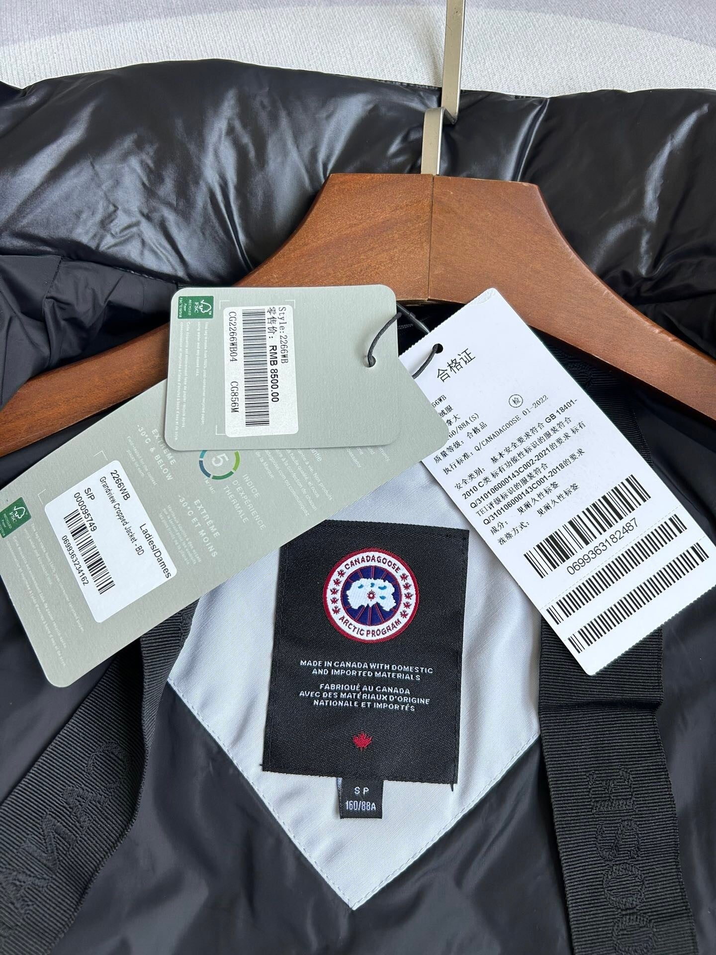 Kurze, wattierte Damen-Daunenjacke mit hohem Kragen