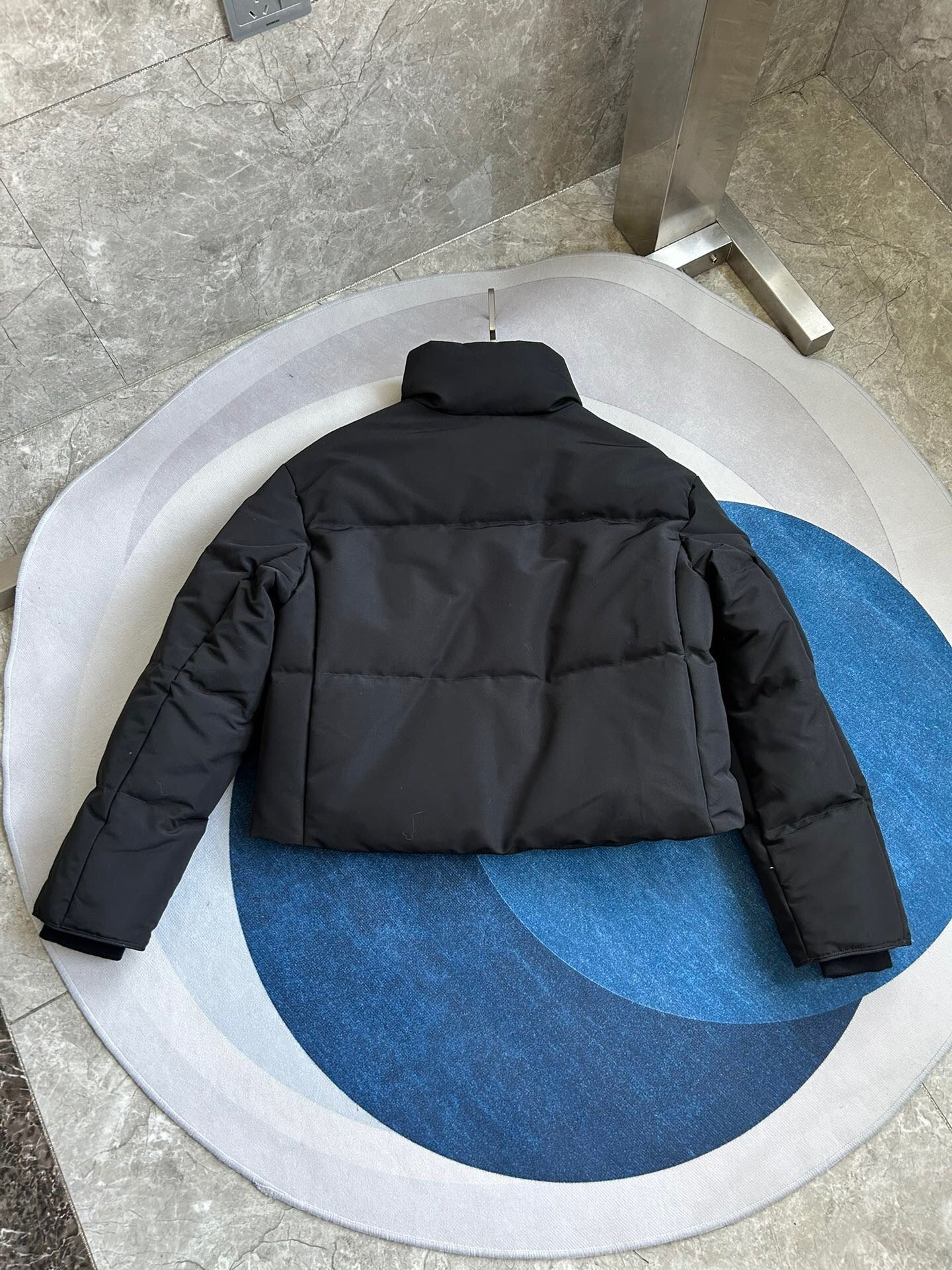 WOMEN’S BLACK CROPPED PADDED PUFFER JACKET WITH HIGH COLLAR