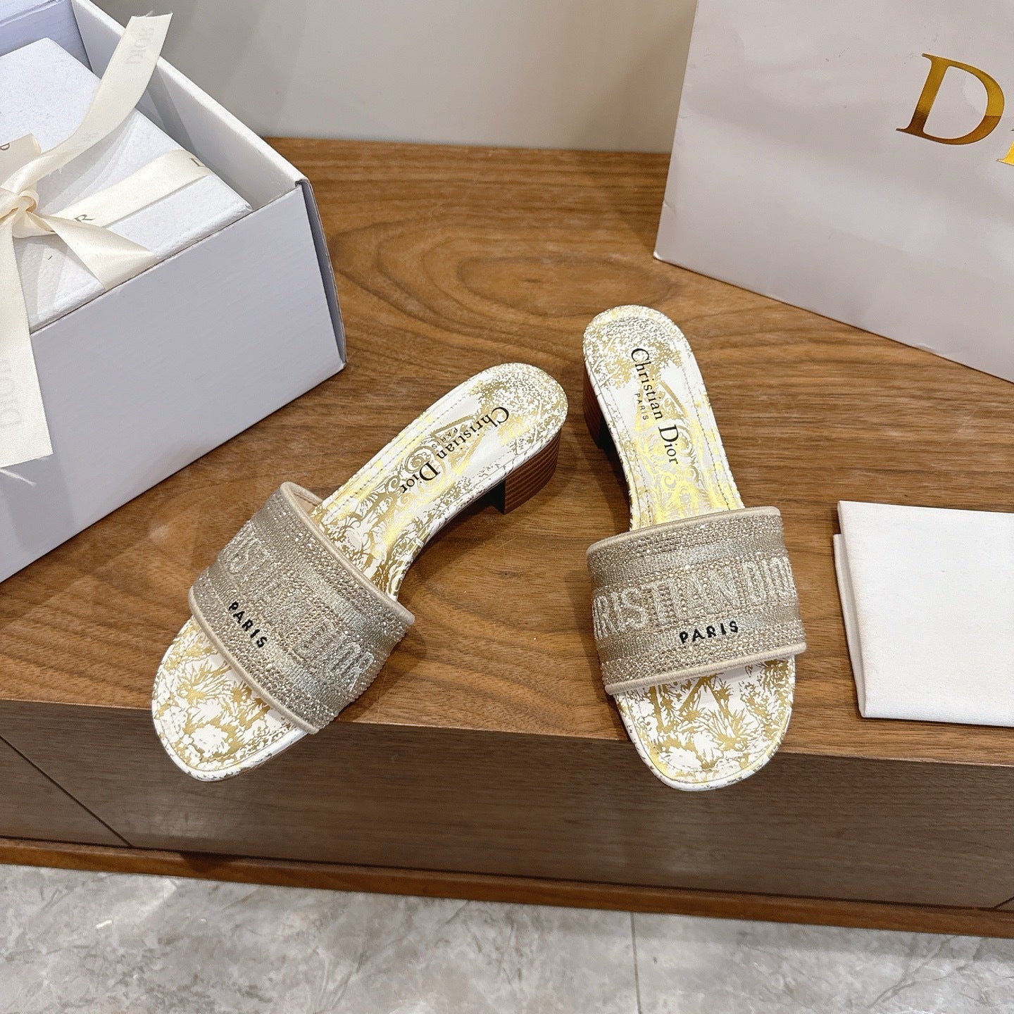 GOLD TOILE PRINT LOGO SLIDE SANDALS