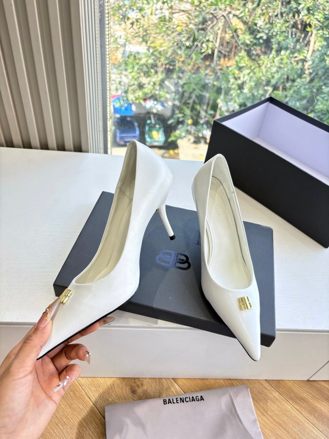 KLASSISCHE WEISSE STILETTO-SCHUHE MIT SPITZER ZEHEN