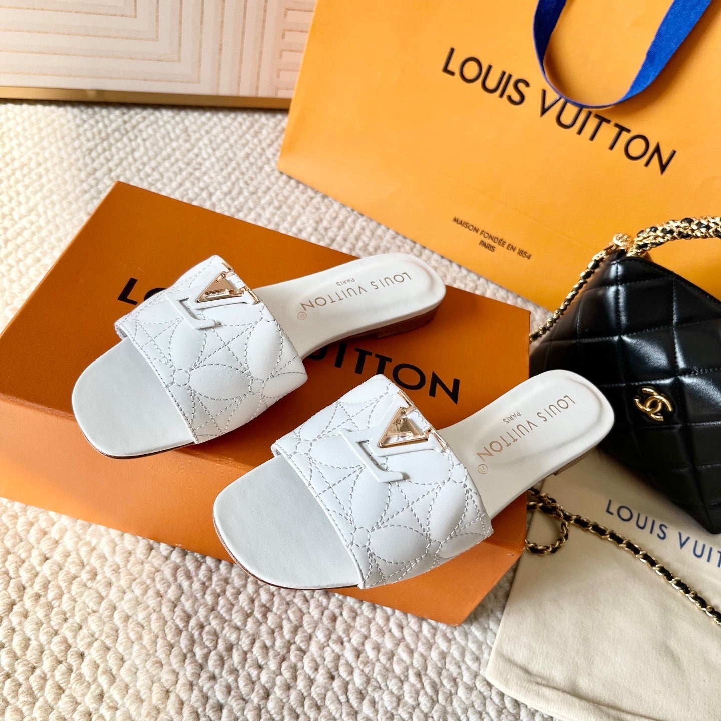 QUILTED LEATHER LOGO SLIDE SANDALS – WHITE