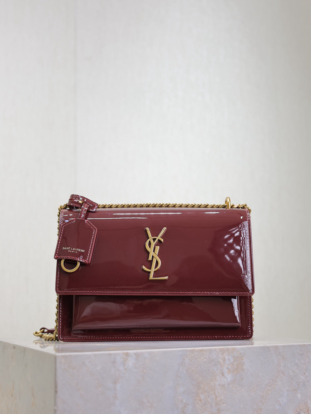 PATENT CHAIN SHOULDER BAG
