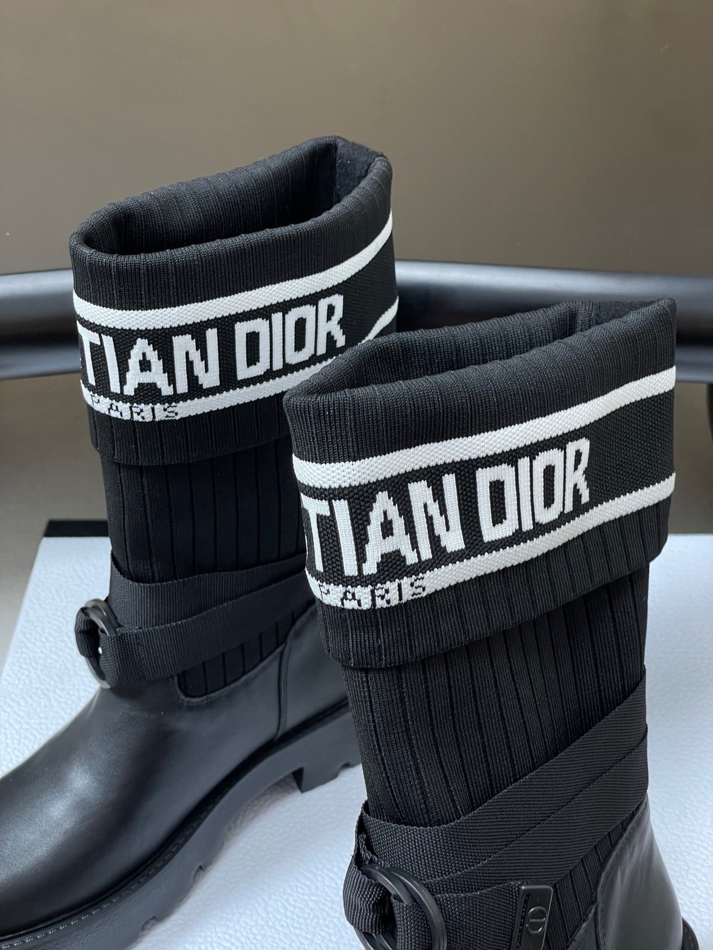 Schwarze, wadenhohe Lederstiefel mit geripptem Strickbündchen und Profilsohle