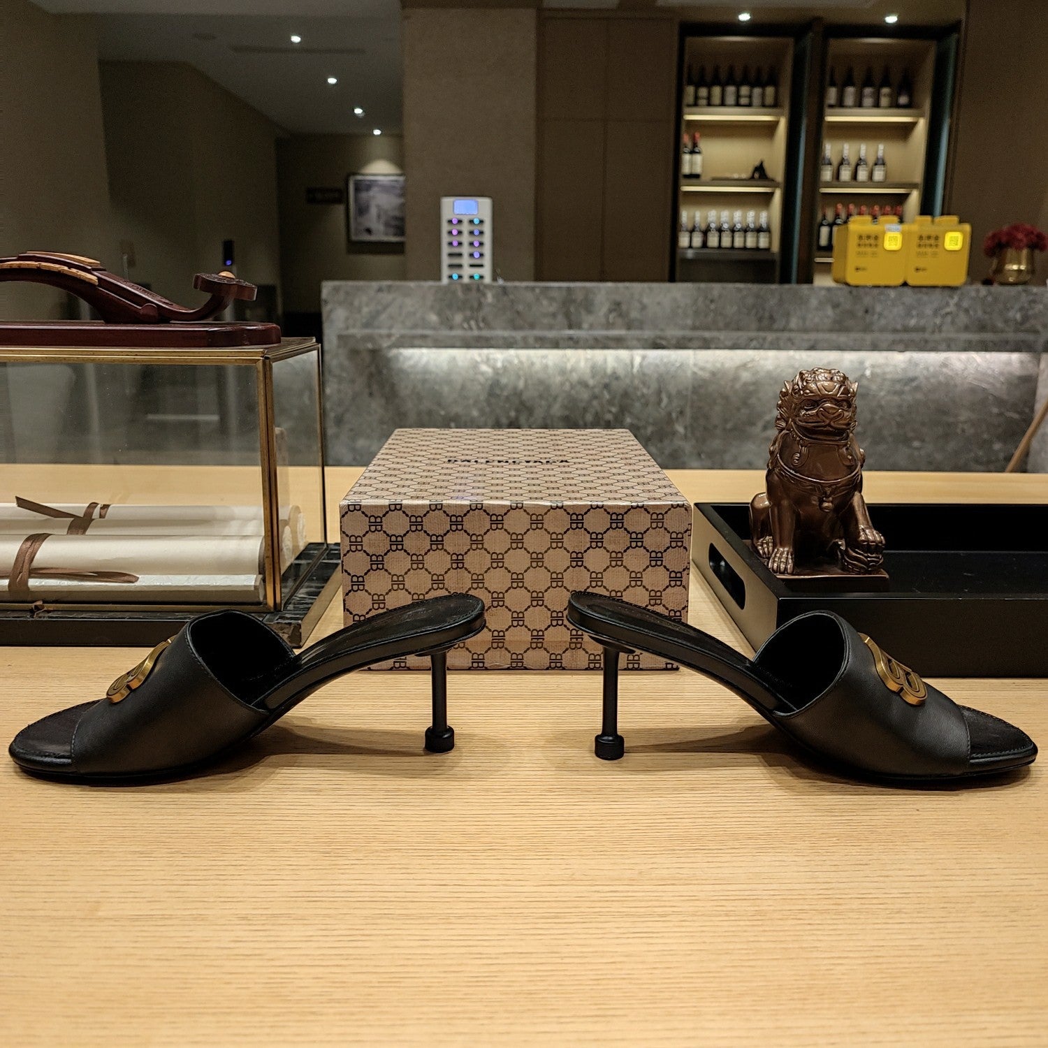 BLACK LOGO LOW HEEL MULE SANDALS