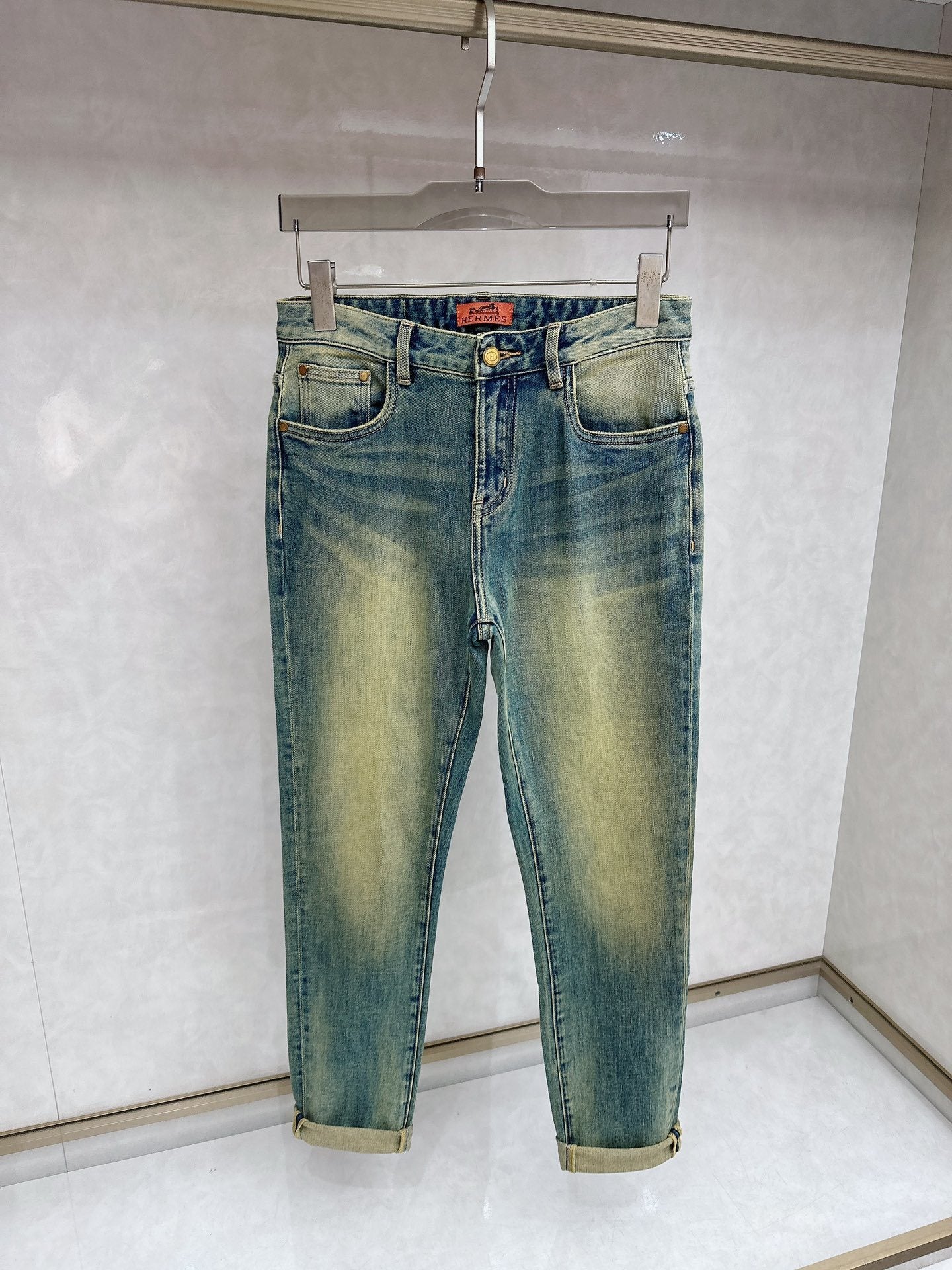 DISTRESSED DENIM JEANS WITH GRAPHIC BACK POCKET