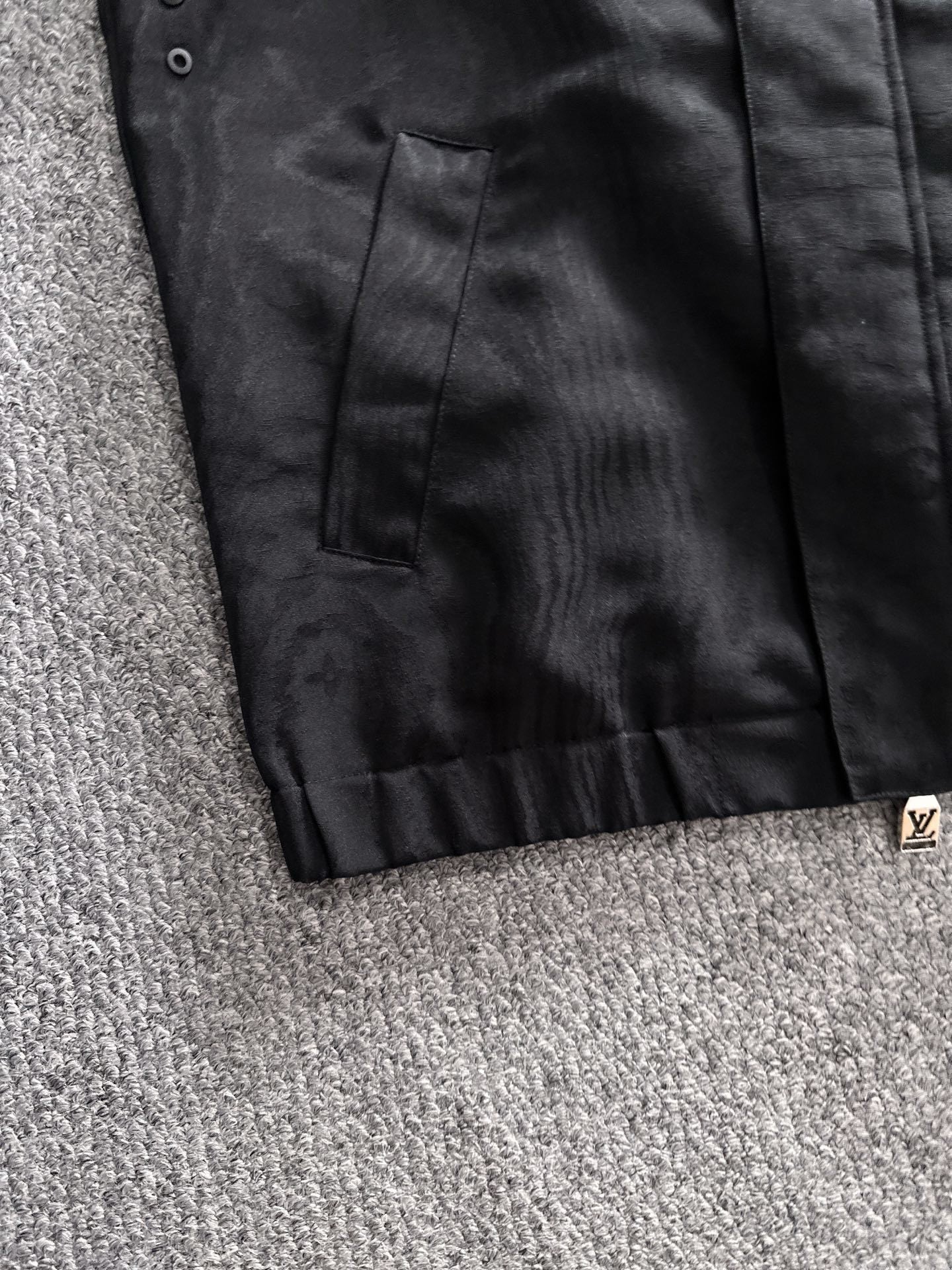 TEXTURED BLACK HOODED JACKET