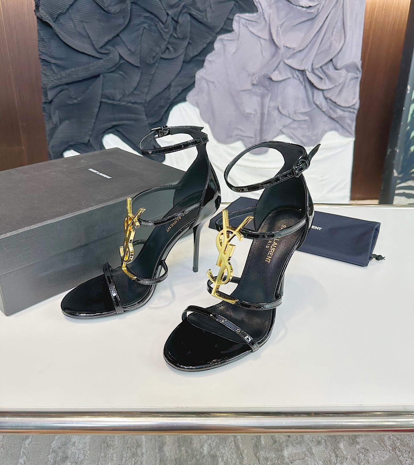 PATENT LEATHER ANKLE-STRAP LOGO HEEL SANDALS