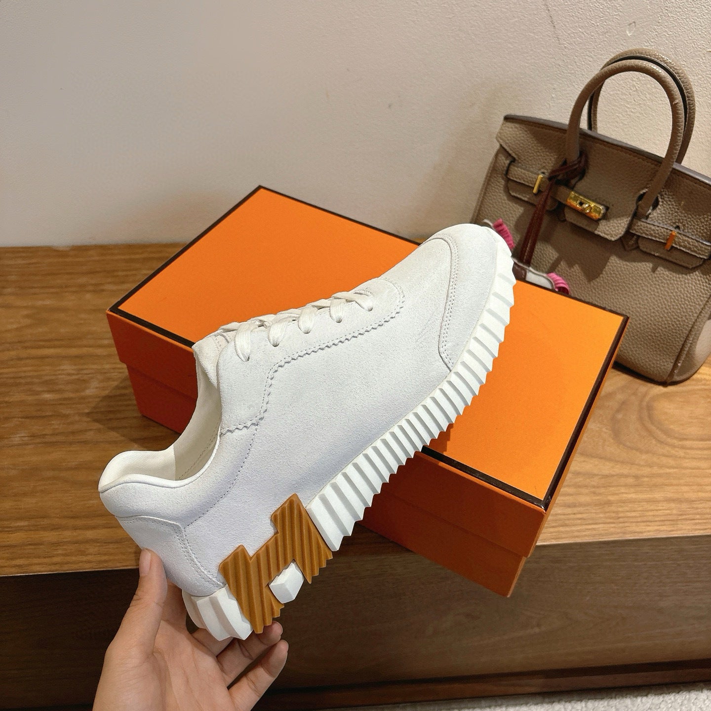 SNEAKER MIT NIEDRIGEM TOP AUS WEISSEM LEDER UND WILDLEDER 