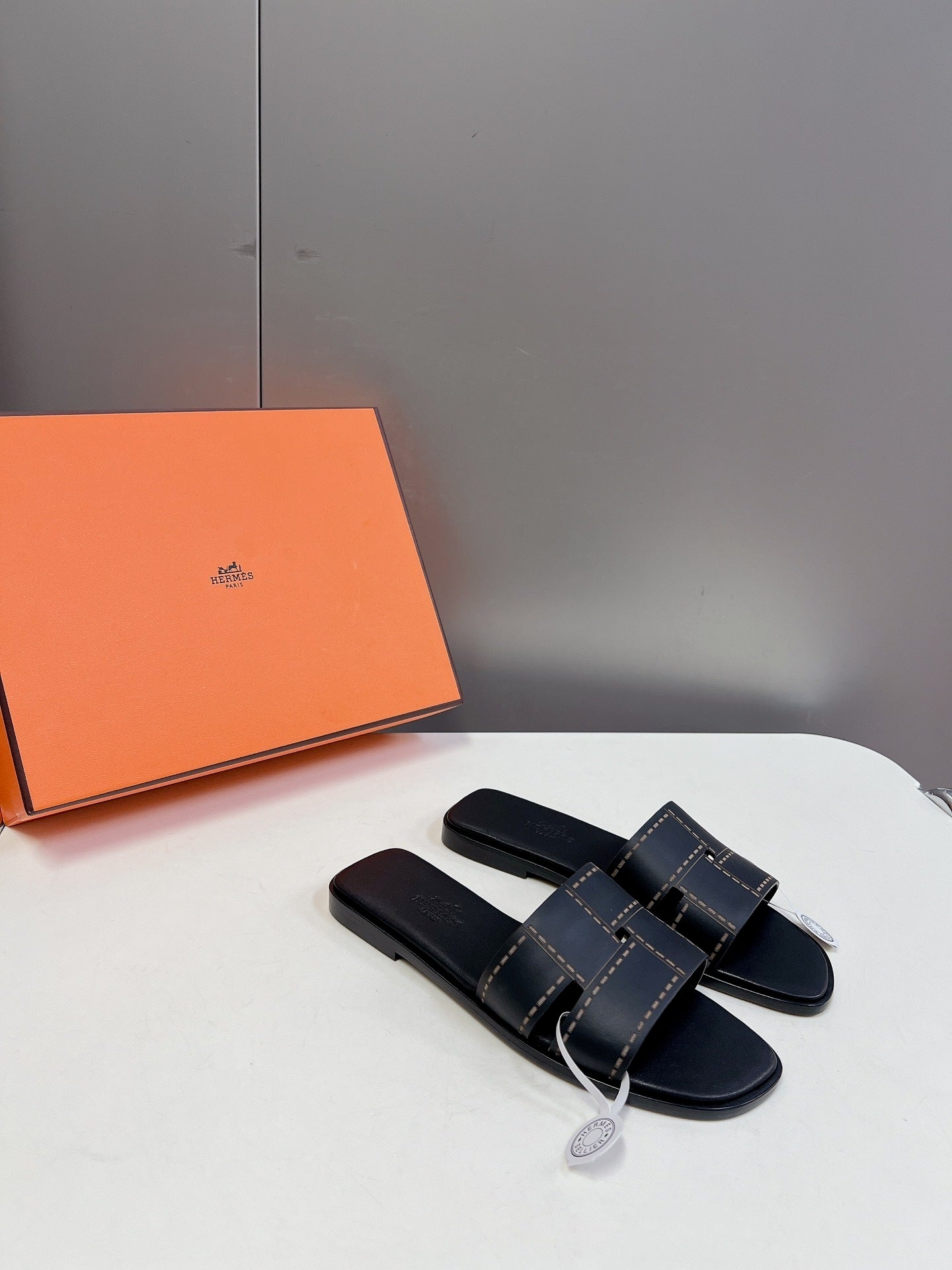 BLACK STITCHED SLIDE SANDALS