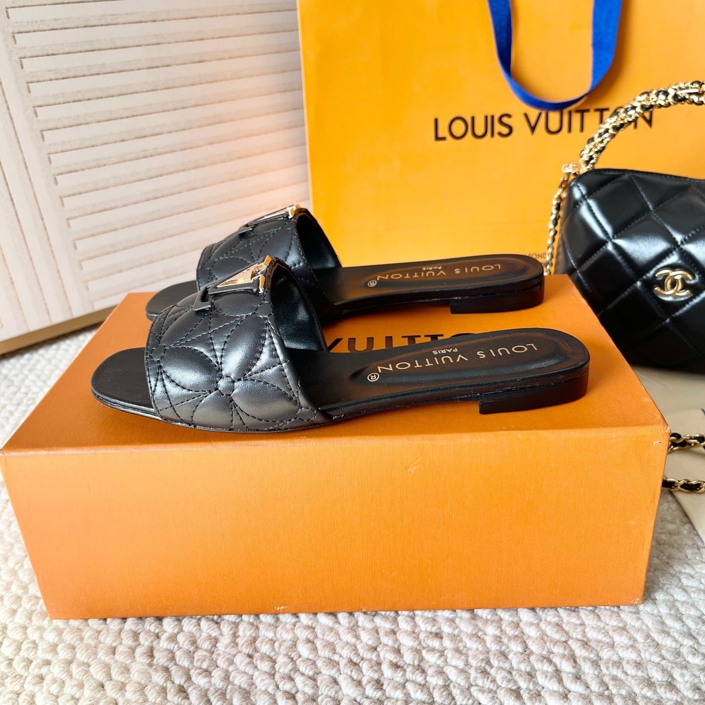 QUILTED LEATHER LOGO SLIDE SANDALS – BLACK