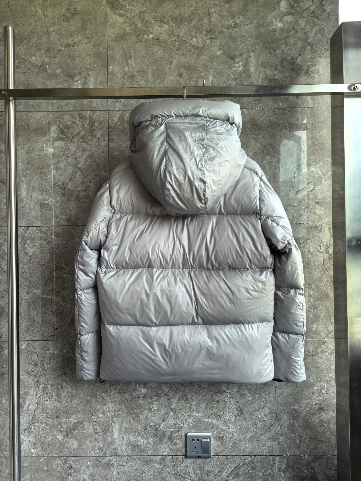 SILVER HOODED PUFFER JACKET