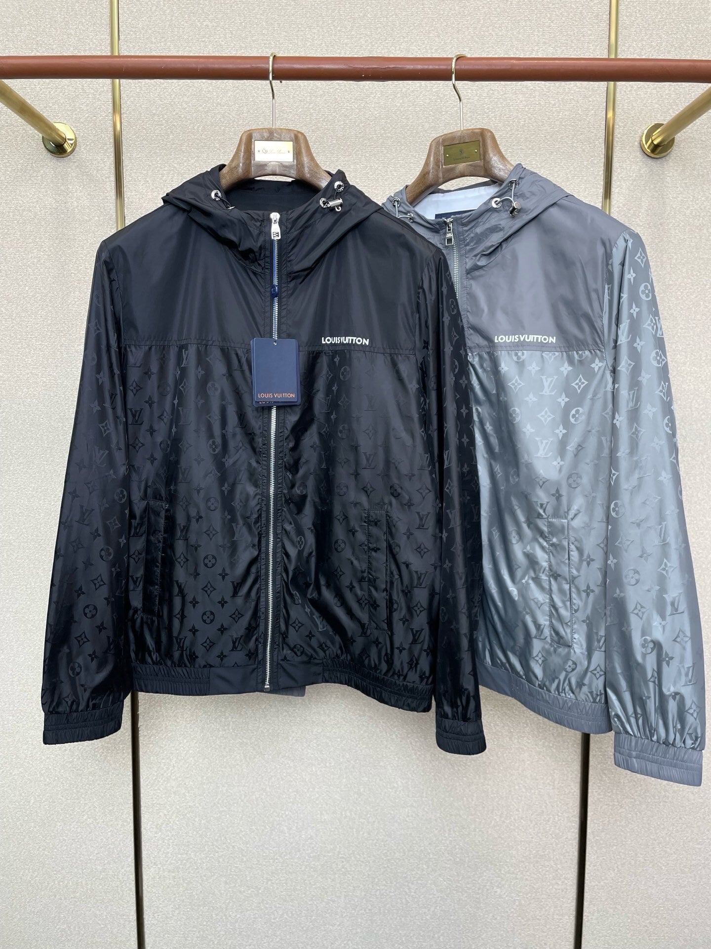 LIGHTWEIGHT HOODED WIND JACKET WITH TONAL PATTERN FINISH