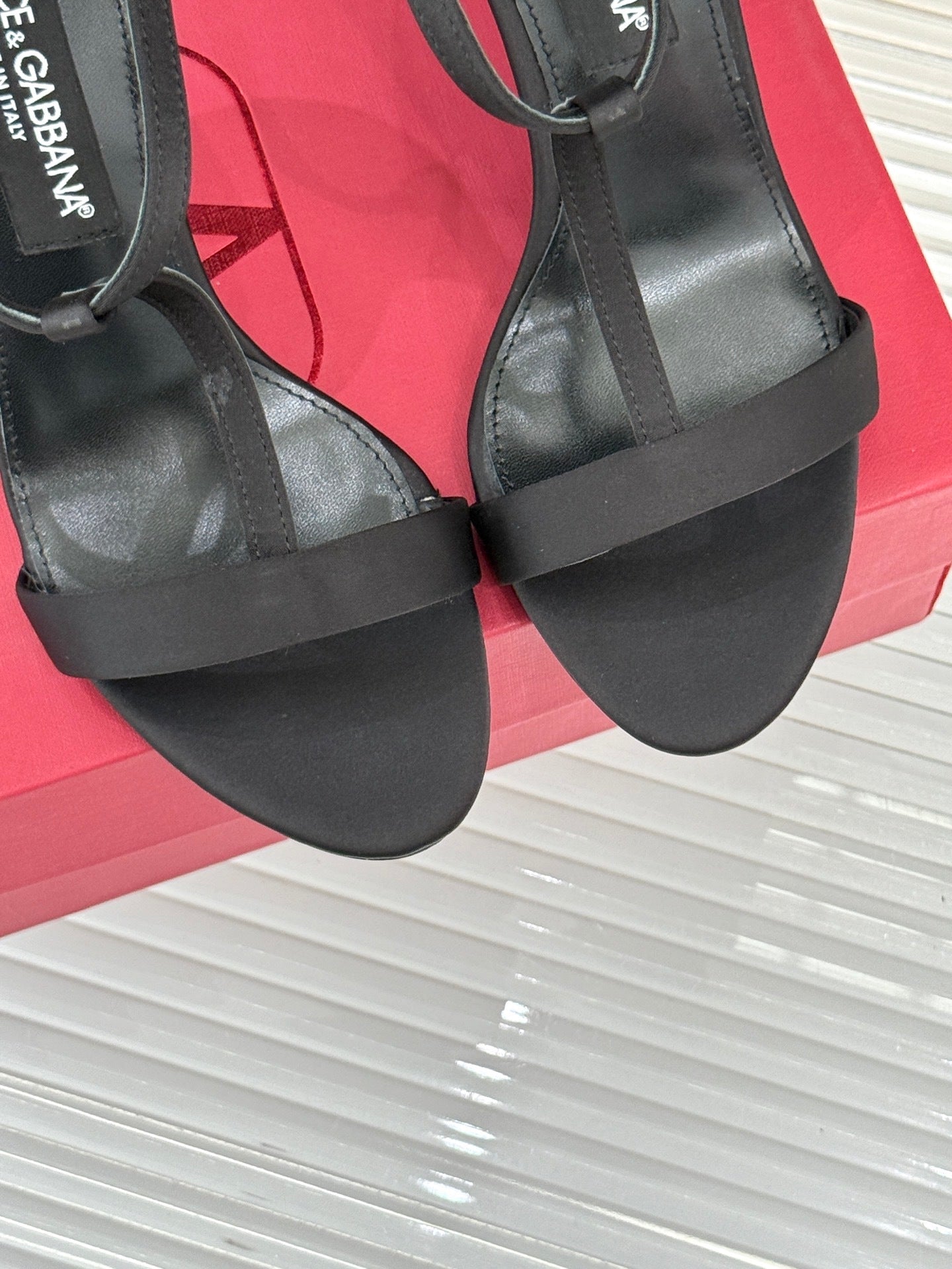 IVORY STRAPPY HEEL SANDALS WITH MODERN MINIMAL DESIGN