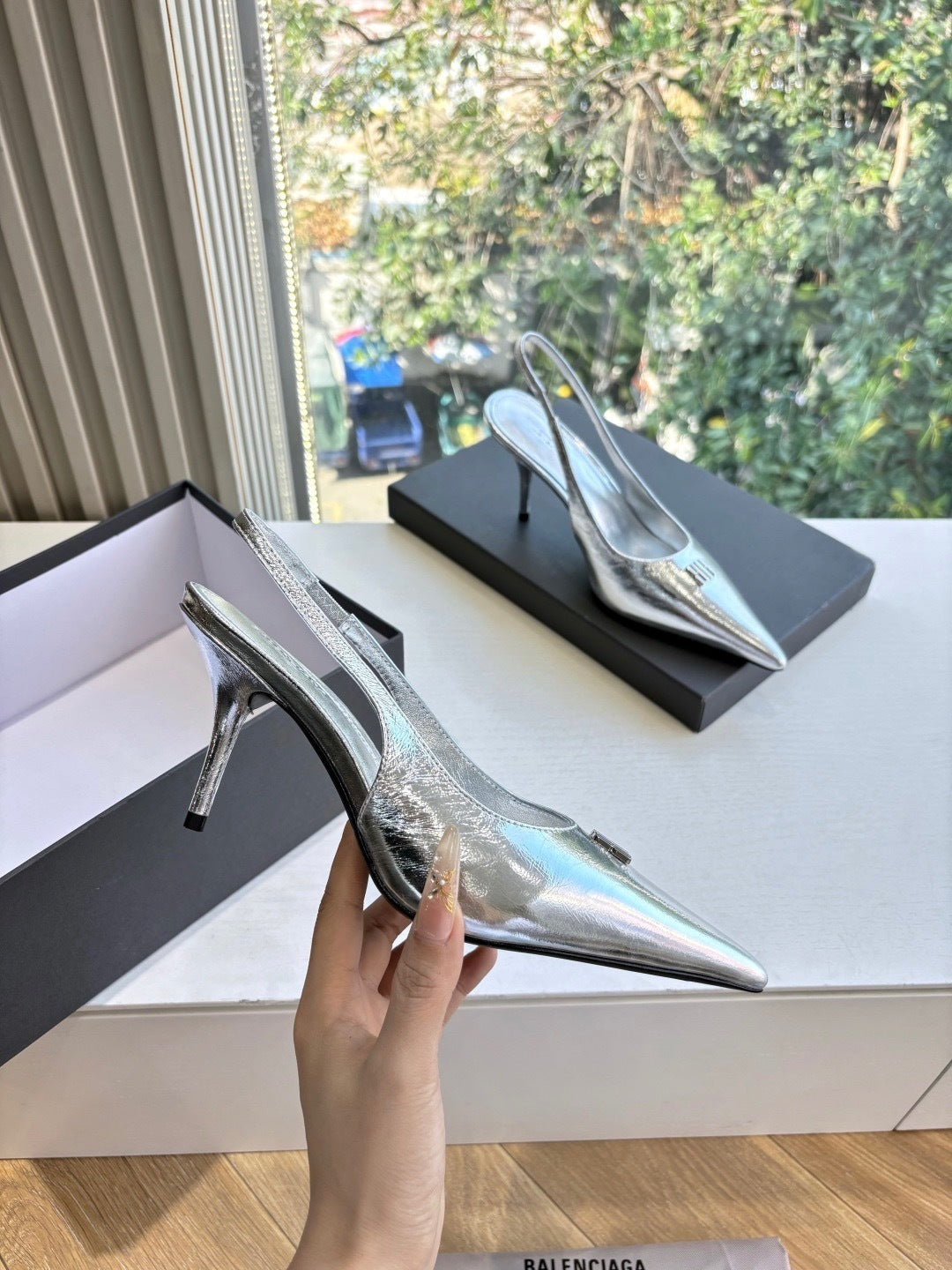 SILBERNE SLINGBACK-STILETTO-PANTOFFELN MIT SPITZER ZEHENAUSSEITE