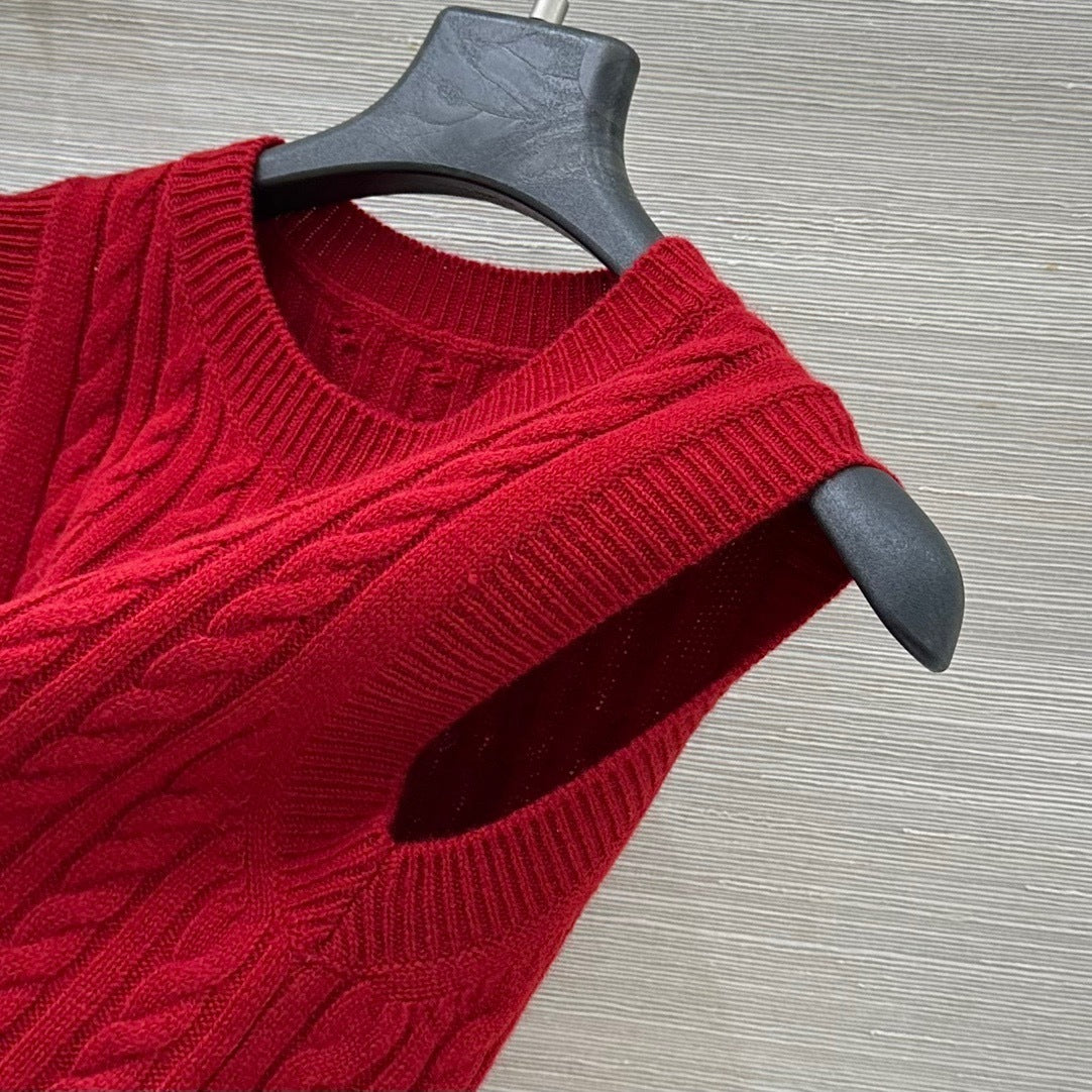 CABLE KNIT SLEEVELESS SWEATER