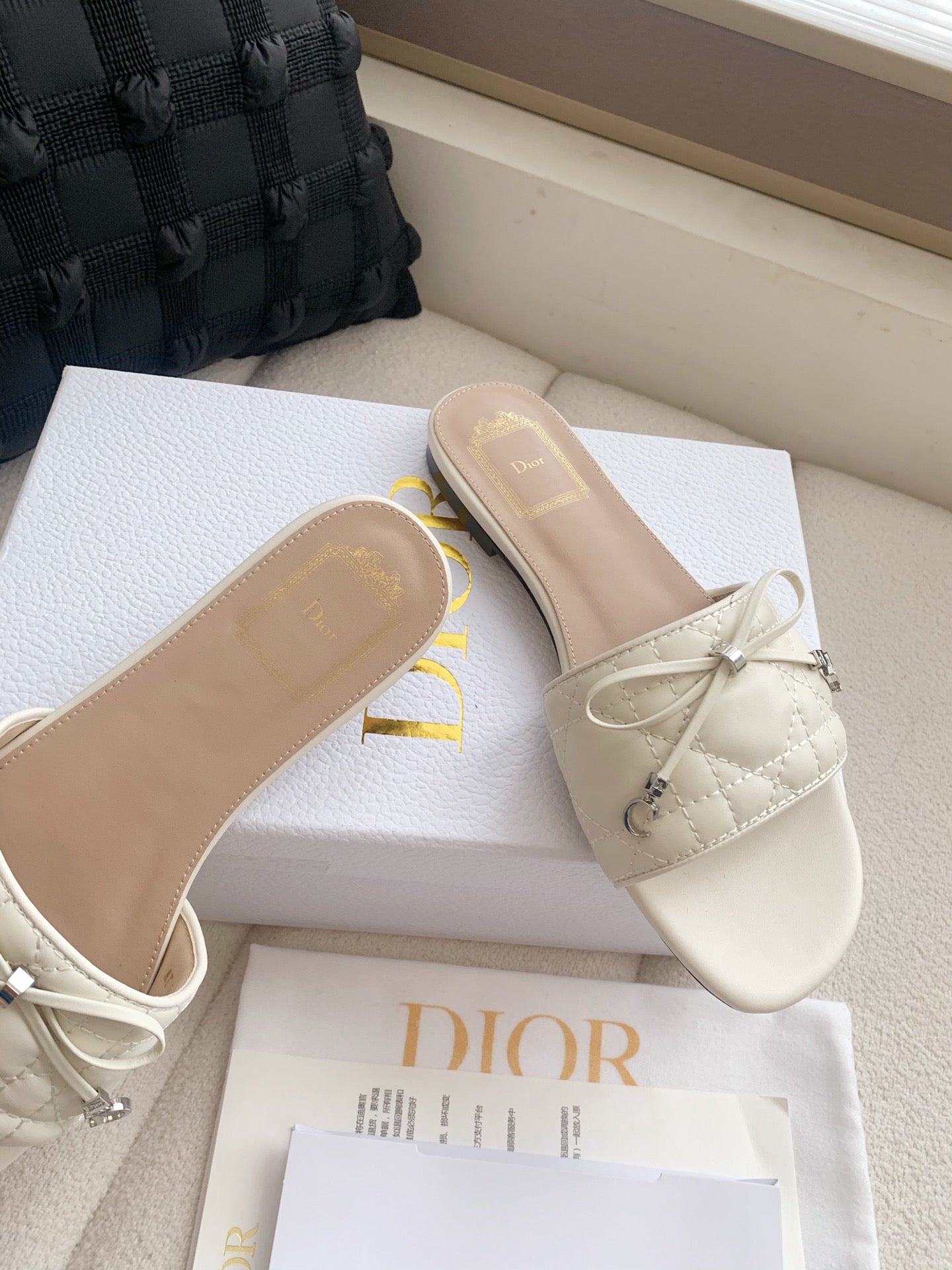 CREAM QUILTED BOW SLIDE SANDALS