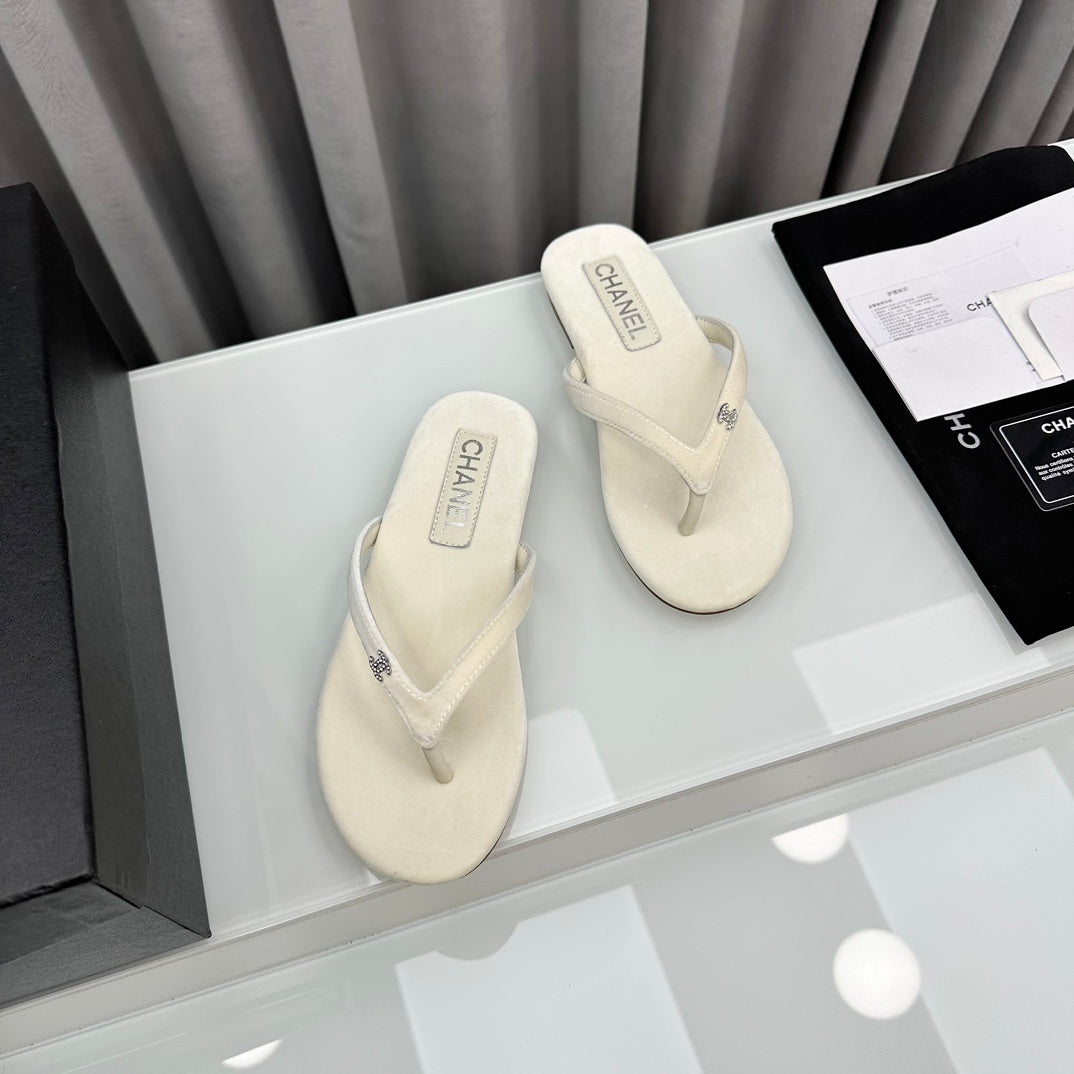BEIGE FLIP FLOPS