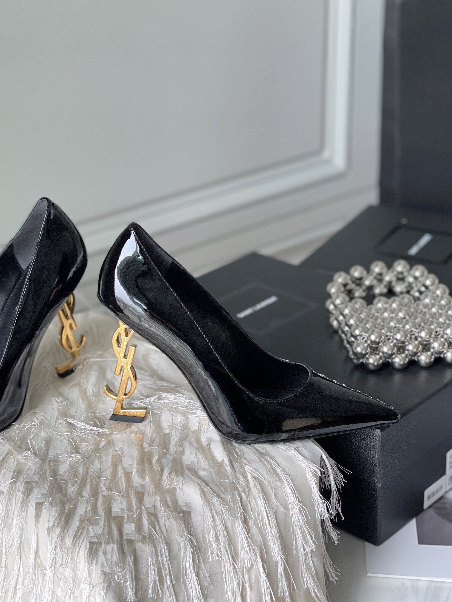 PATENT LEATHER POINTED-TOE LOGO HEEL PUMPS