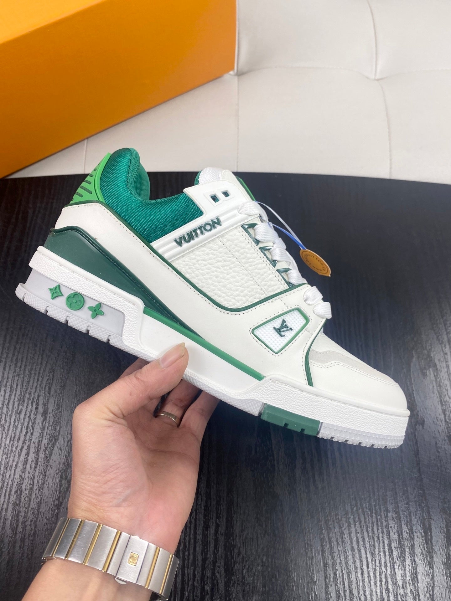 LOW-TOP LEATHER SNEAKERS WITH GREEN ACCENTS