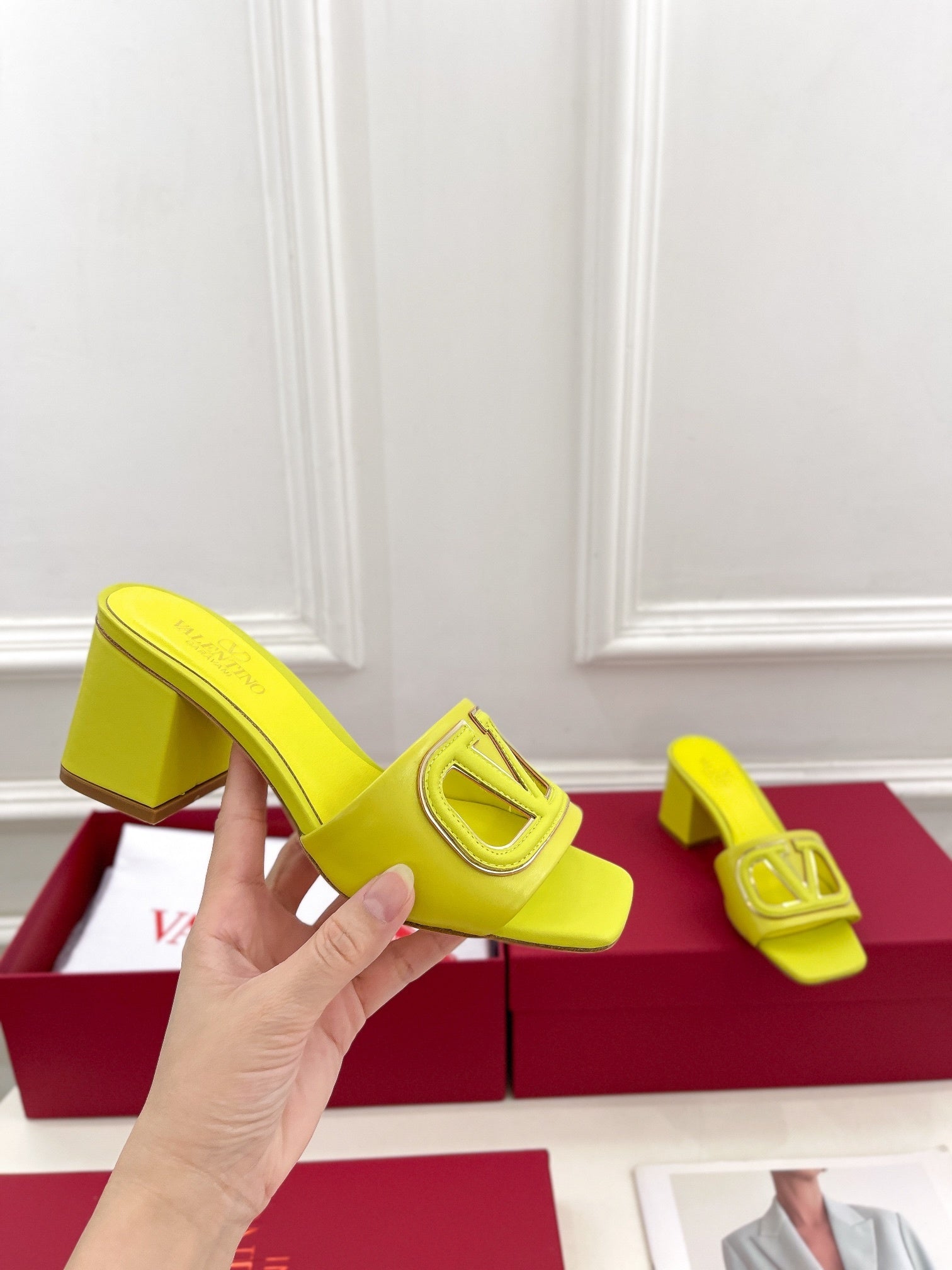 MID-HEEL SLIDE SANDALS – LIME GREEN WITH TONAL DETAIL