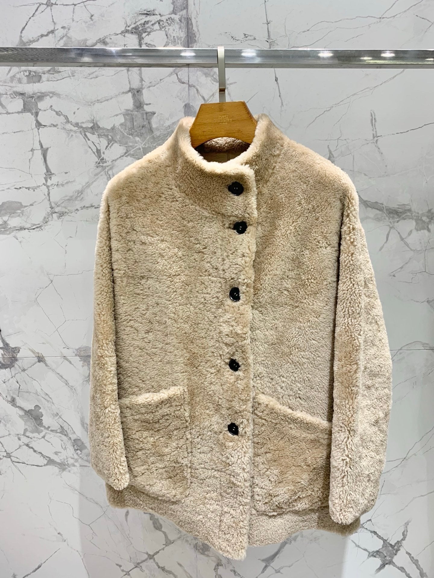 NATURAL SHEARLING JACKET IN BEIGE WITH STAND COLLAR