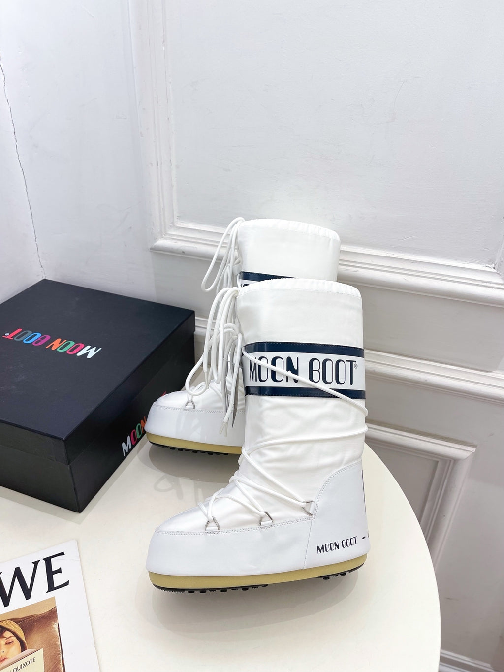 WHITE PADDED WINTER BOOTS WITH LACE-UP DETAIL