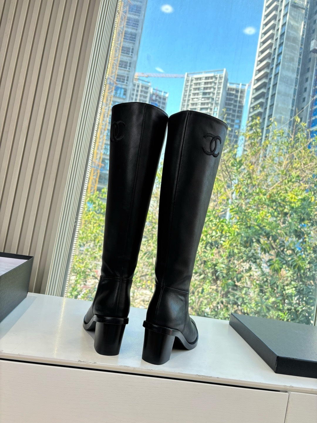 BLACK LEATHER KNEE-HIGH BOOTS WITH BLOCK HEEL