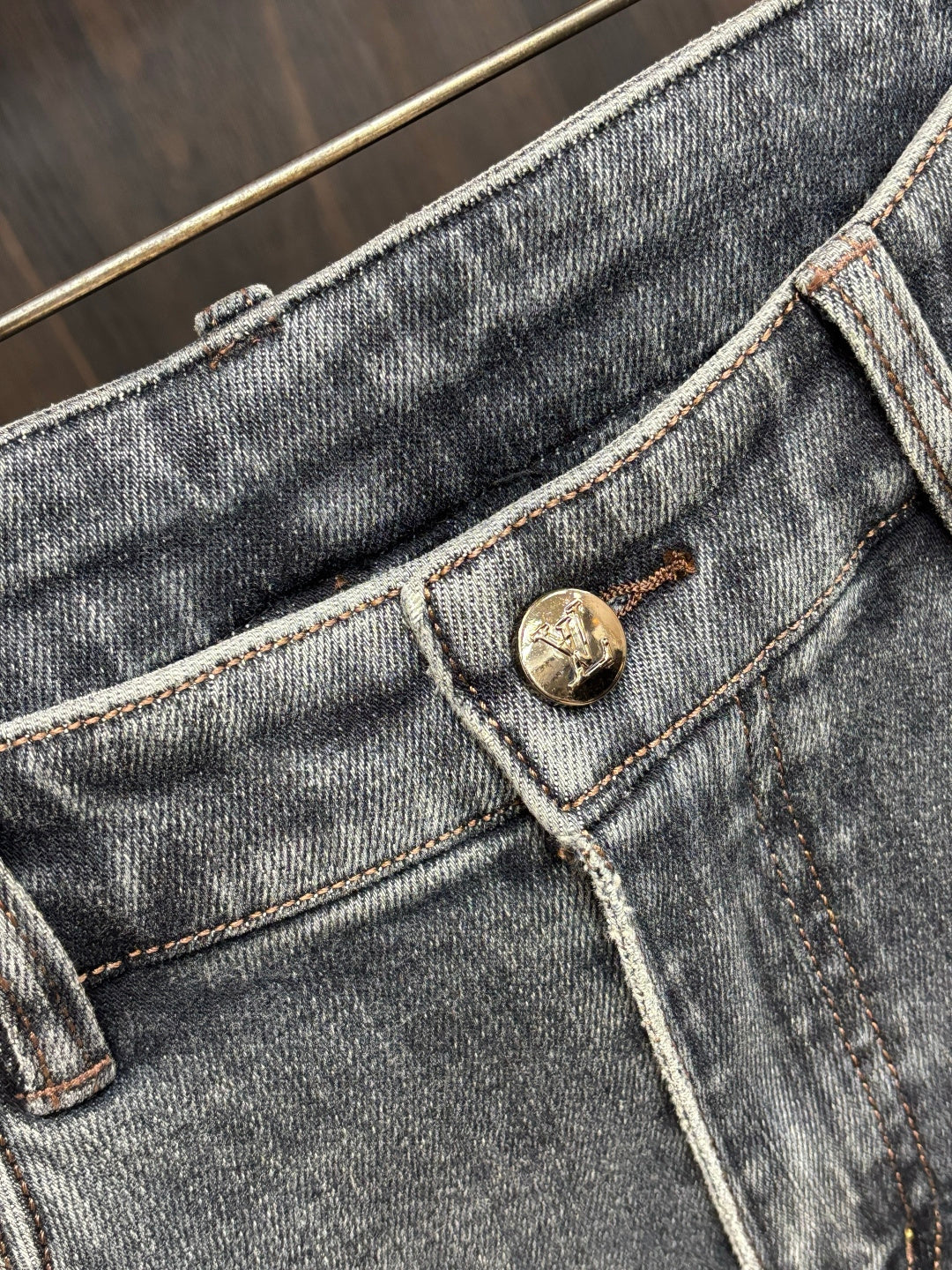 Graue Jeans mit gesticktem Rückendetail