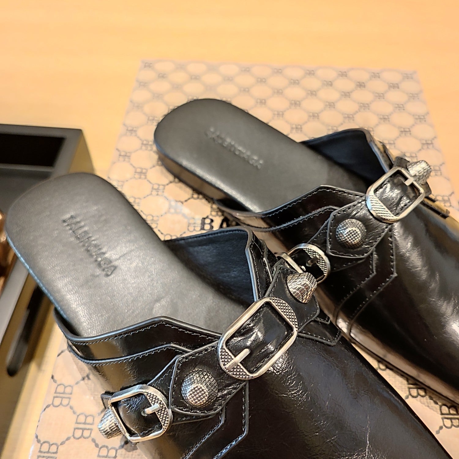 BLACK BUCKLE DETAIL FLAT MULES