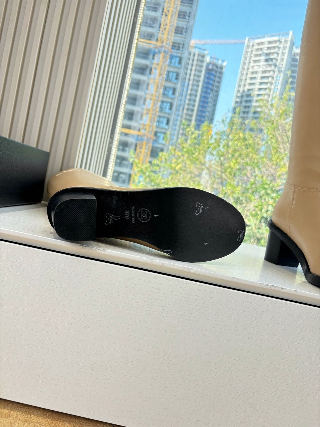 BEIGE LEATHER KNEE-HIGH BOOTS WITH BLACK CAP TOE AND BLOCK HEEL