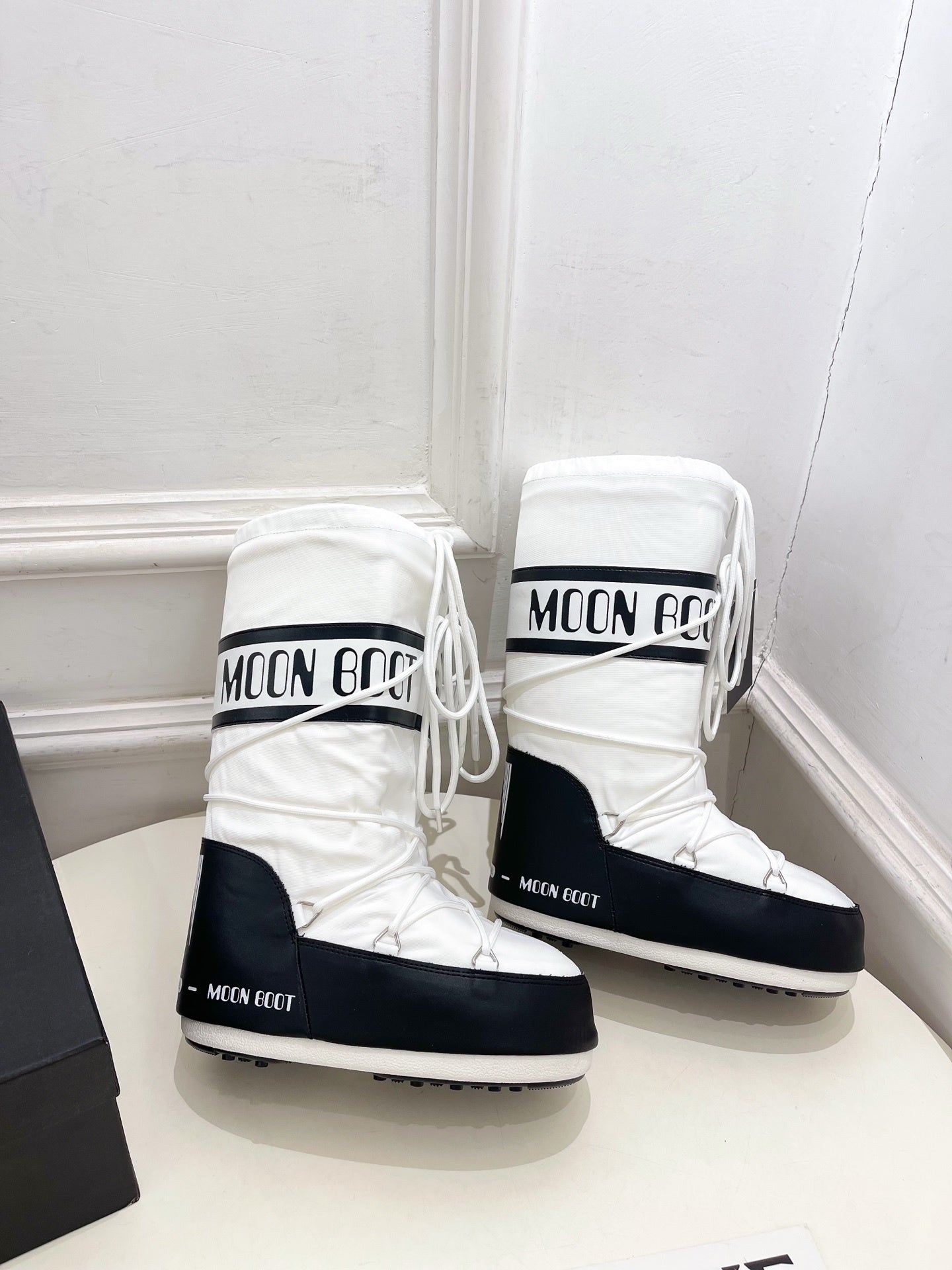 WHITE & BLACK PADDED LACE-UP WINTER BOOTS