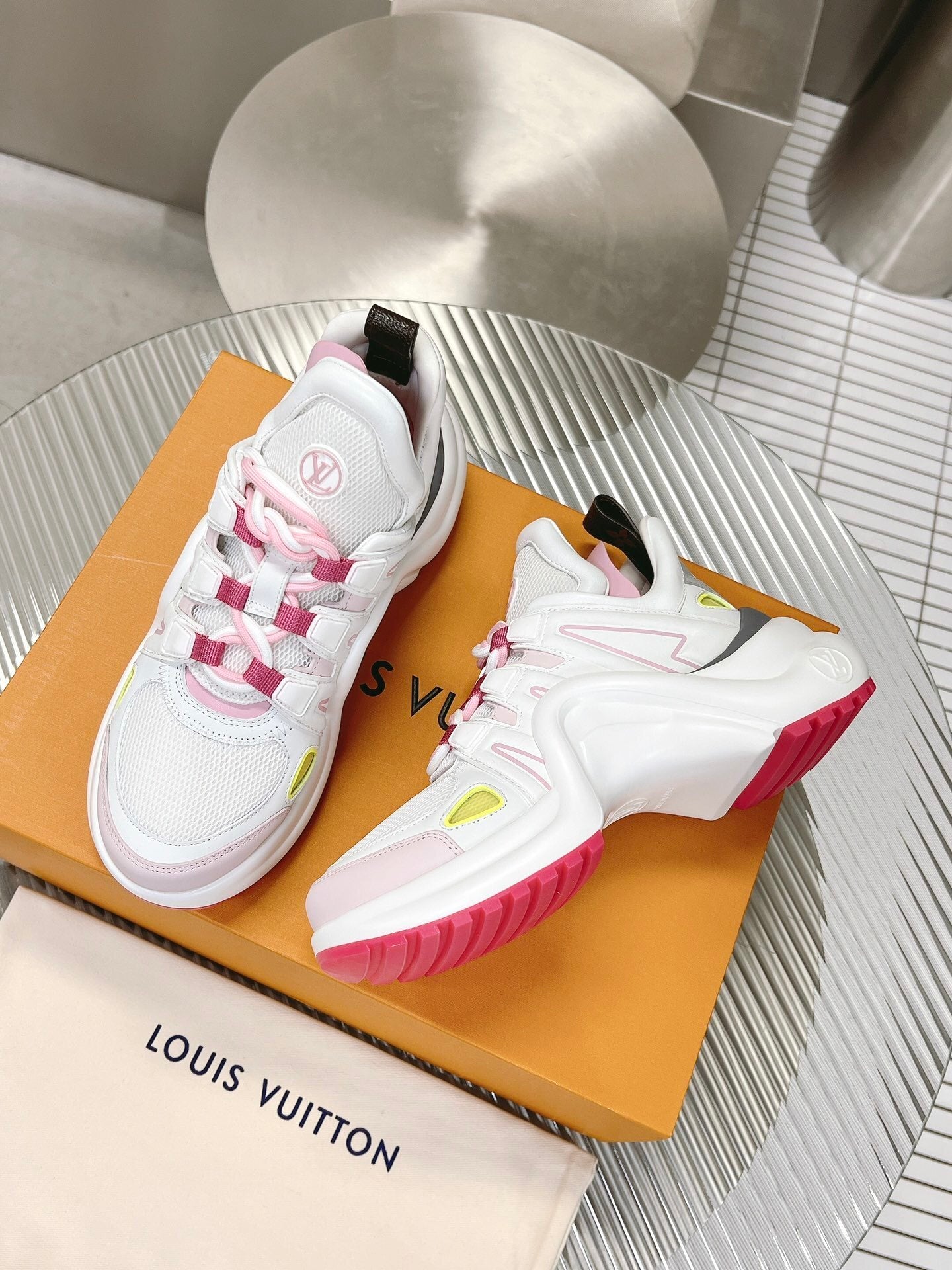 WHITE PINK SPORT SNEAKERS